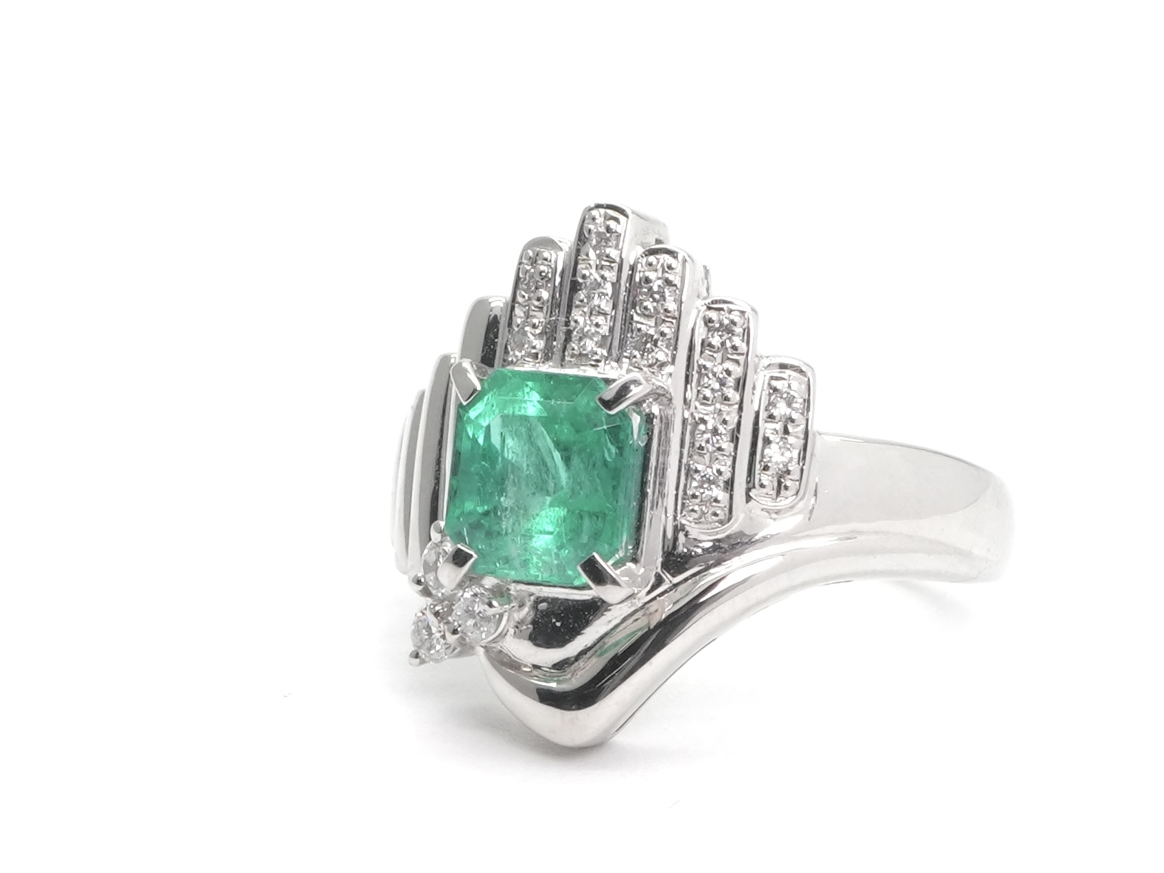 投稿記事「エメラルド ダイヤ リング Pt900 1.29ct D0.14ctを買取しました！」の商品画像