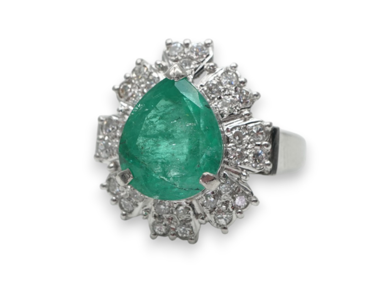 投稿記事「エメラルド ダイヤ リング Pm900 2.43ct D0.38ctを買取しました！」の商品画像