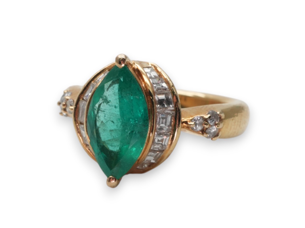 投稿記事「エメラルド ダイヤ リング K18 1.50ct D0.80ctを買取しました！」の商品画像