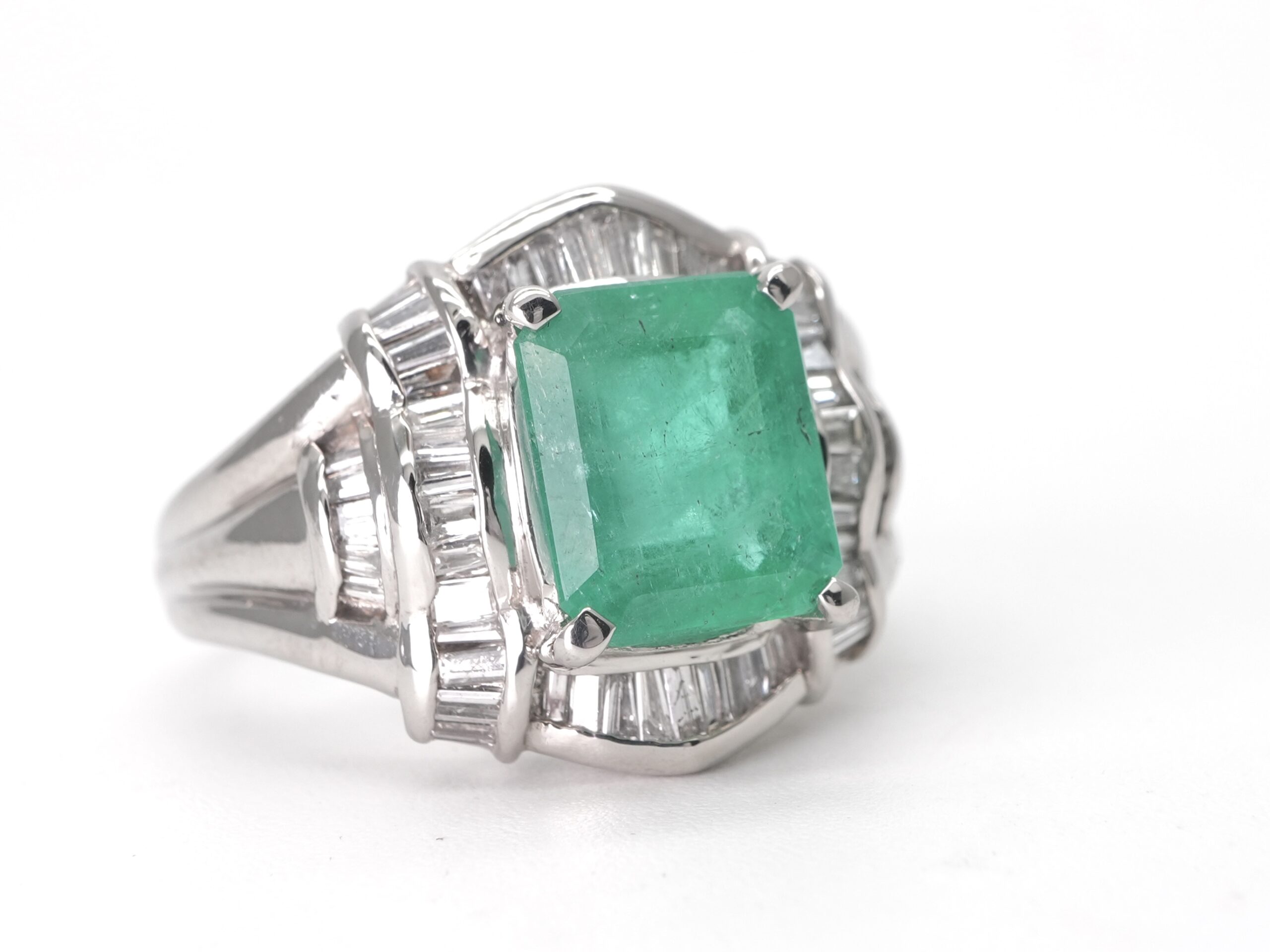 投稿記事「エメラルド ダイヤモンド リング Pt900 2.90ct D0.67ctを買取しました！」の商品画像