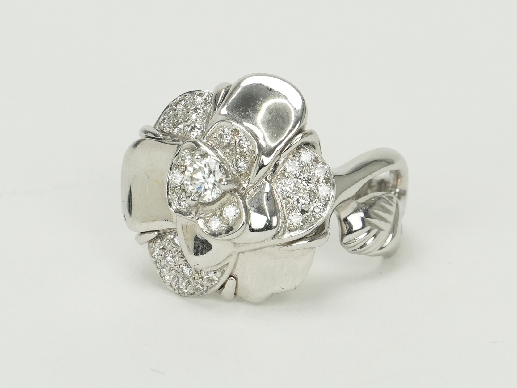 投稿記事「シャネル カメリア ダイヤモンド リング 750WGを買取しました！」の商品画像