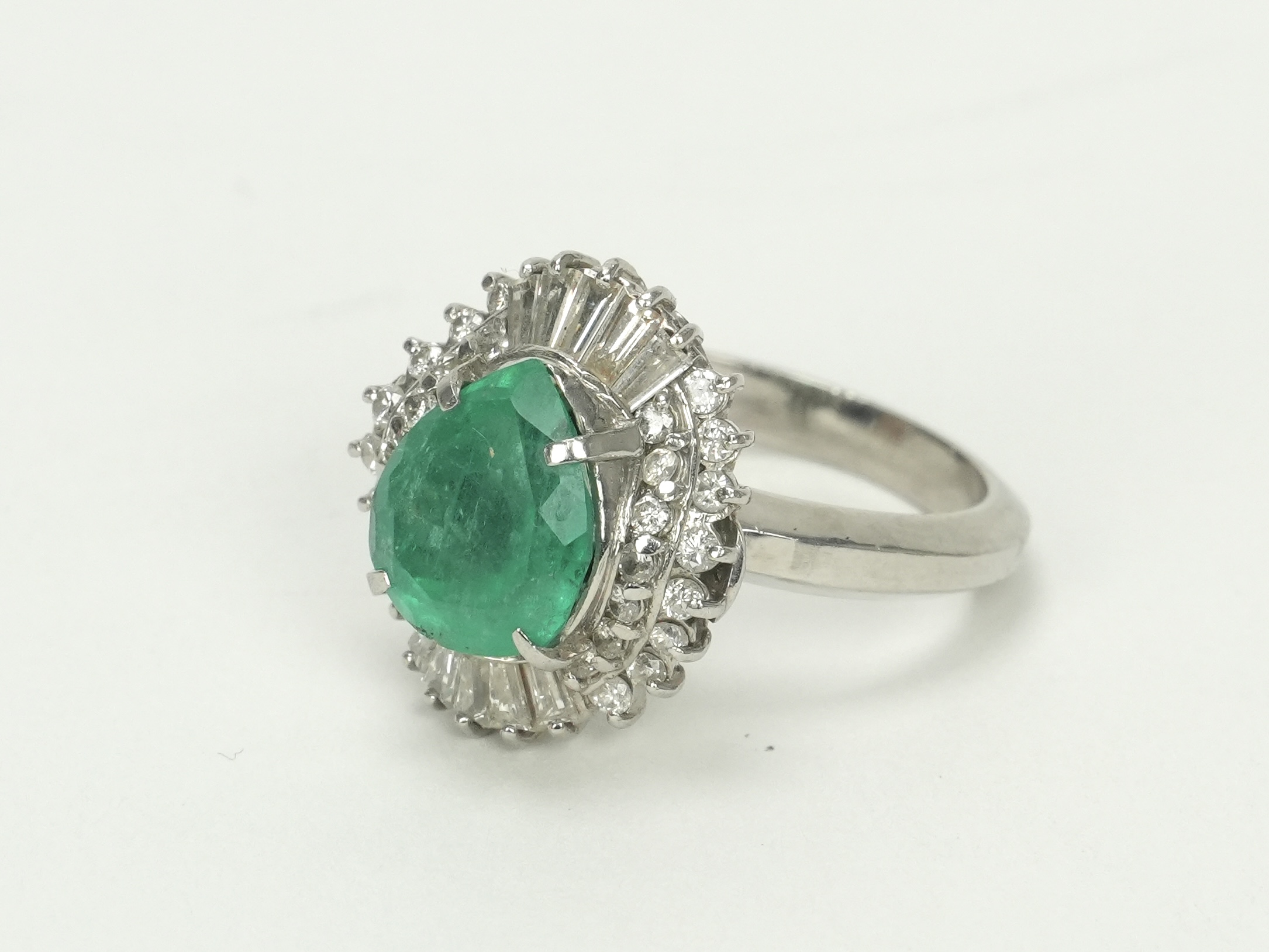 投稿記事「エメラルド ダイヤモンド リング Pt900 2.72ct D0.98ctを買取しました！」の商品画像