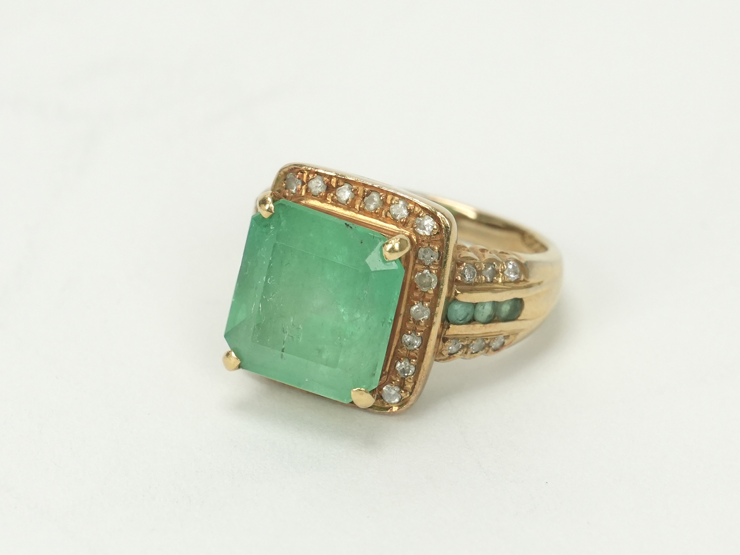 投稿記事「エメラルド ダイヤモンド リング K18 6.93ct 0.34ct D0.24ctを買取しました！」の商品画像