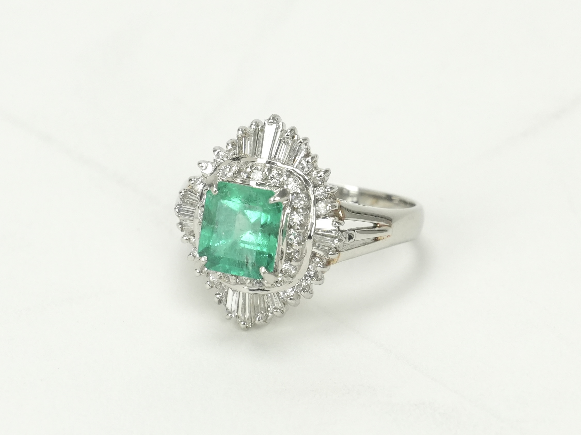 投稿記事「エメラルド ダイヤモンド リング Pt900 1.68ct D0.74ctを買取しました！」の商品画像