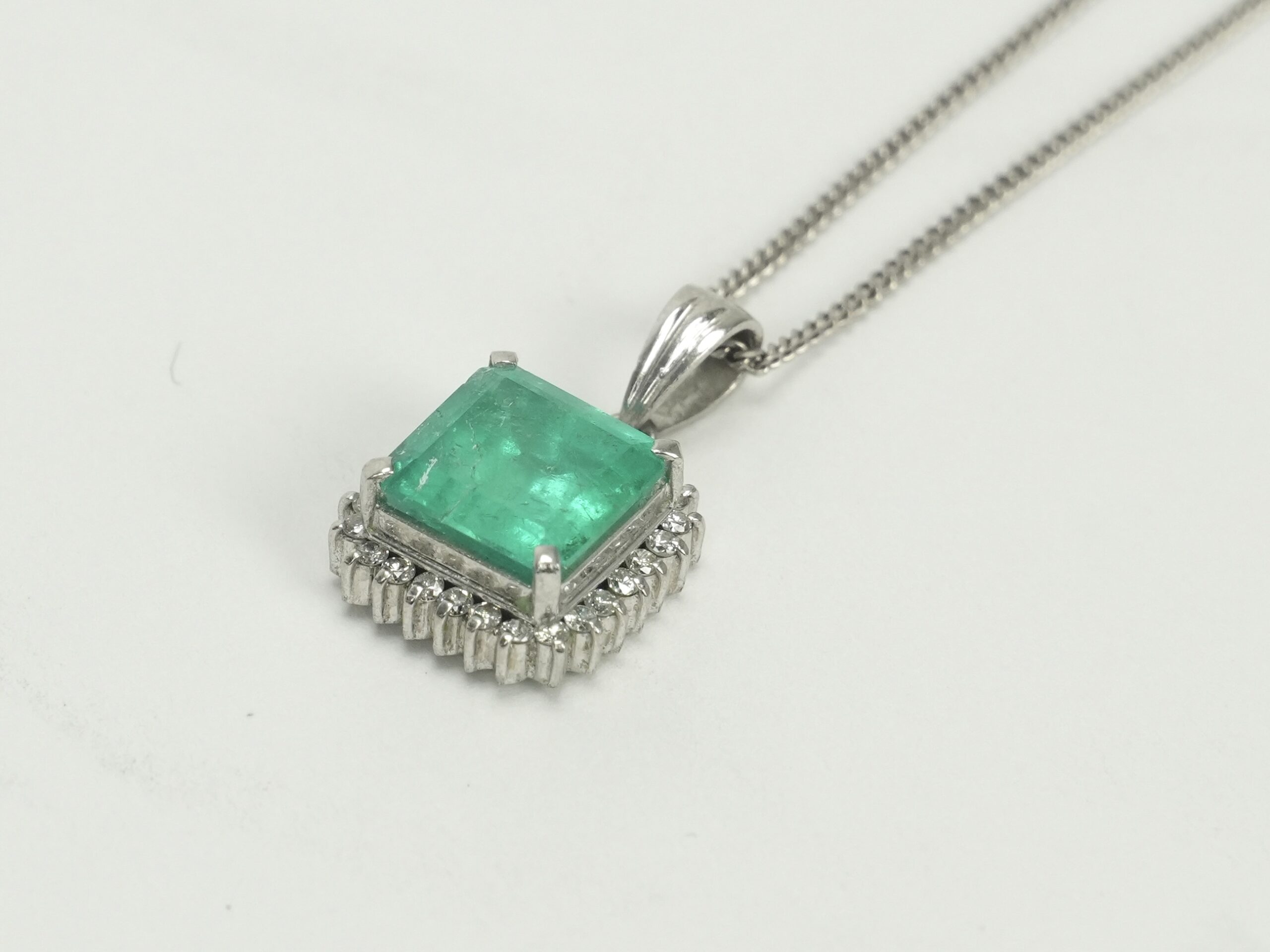 投稿記事「エメラルド ダイヤモンド ネックレス Pt850/Pt900/Pm850 2.47ct D0.19ctを買取しました！」の商品画像