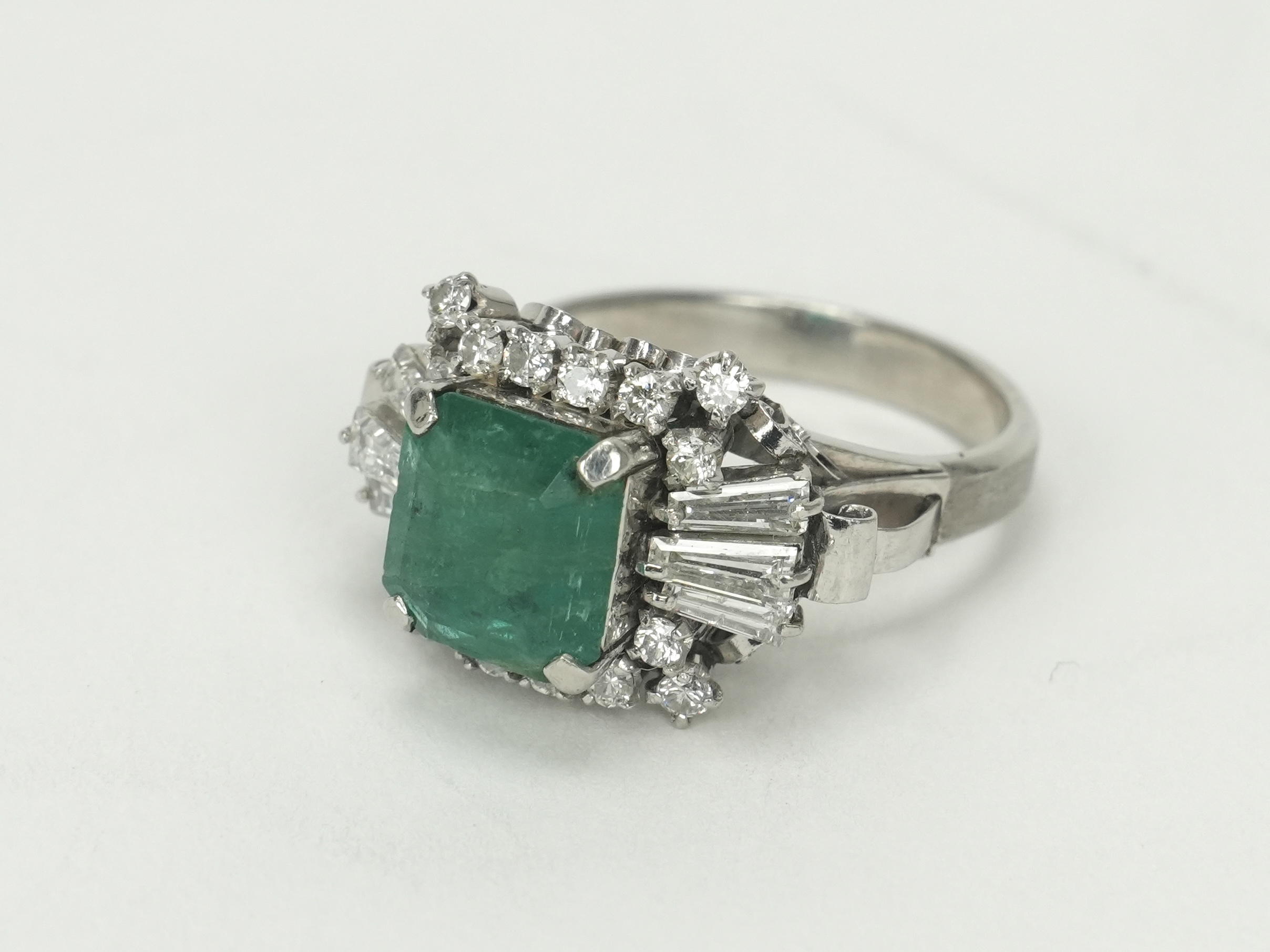 投稿記事「エメラルド ダイヤモンド リング Pt900 2.65ct D1.20ctを買取しました！」の商品画像