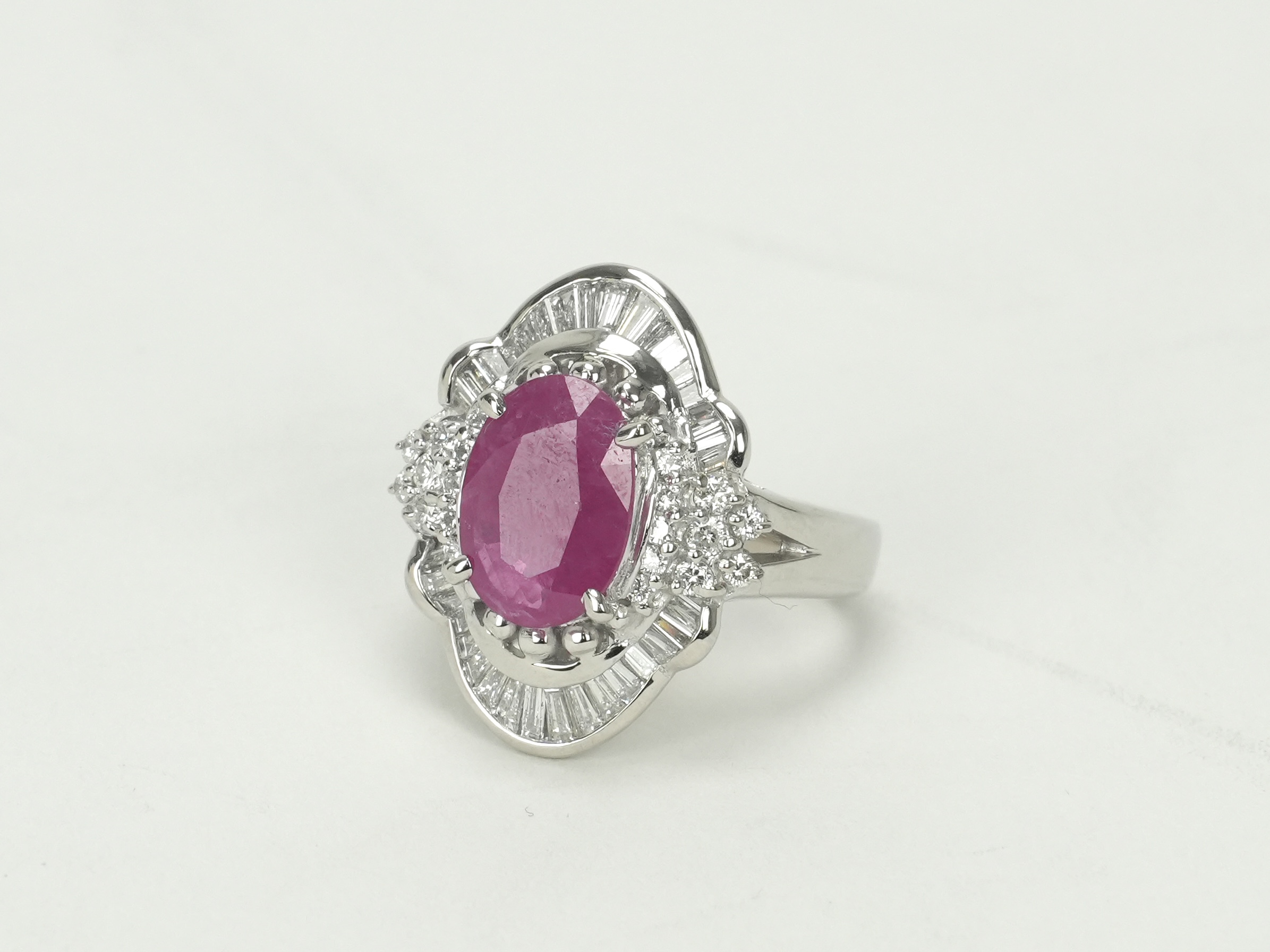 投稿記事「ルビー ダイヤモンド リング Pt900 2.40ct D0.86ctを買取しました！」の商品画像