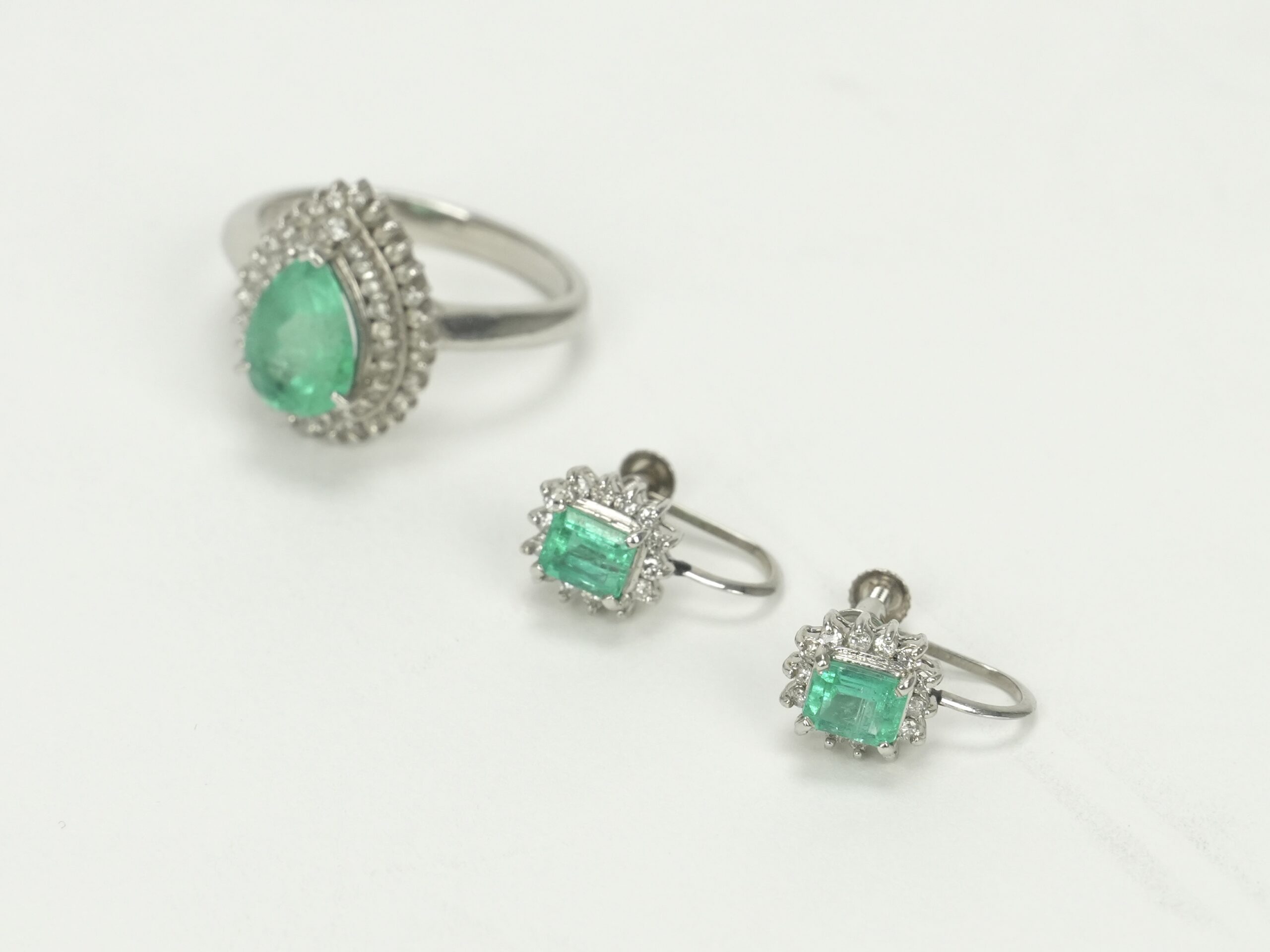 投稿記事「エメラルド ダイヤ リング イヤリング セット Pt900 プラチナを買取しました！」の商品画像