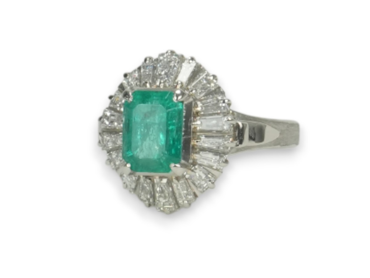 投稿記事「エメラルド ダイヤモンド リング Pm850 1.60ct D1.15ctを買取しました！」の商品画像