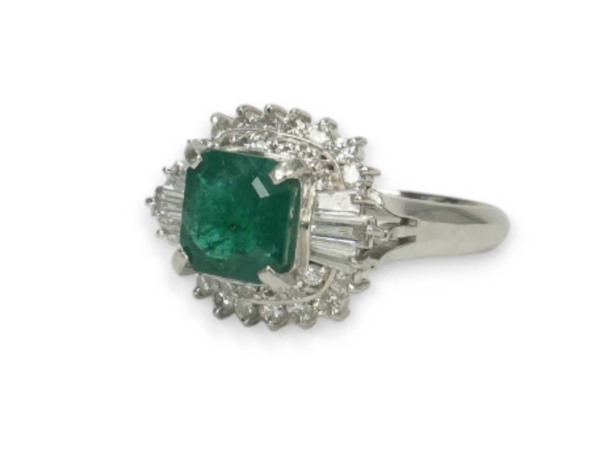 投稿記事「エメラルド ダイヤモンド リング Pt900 2.52ct D0.93ctを買取しました！」の商品画像