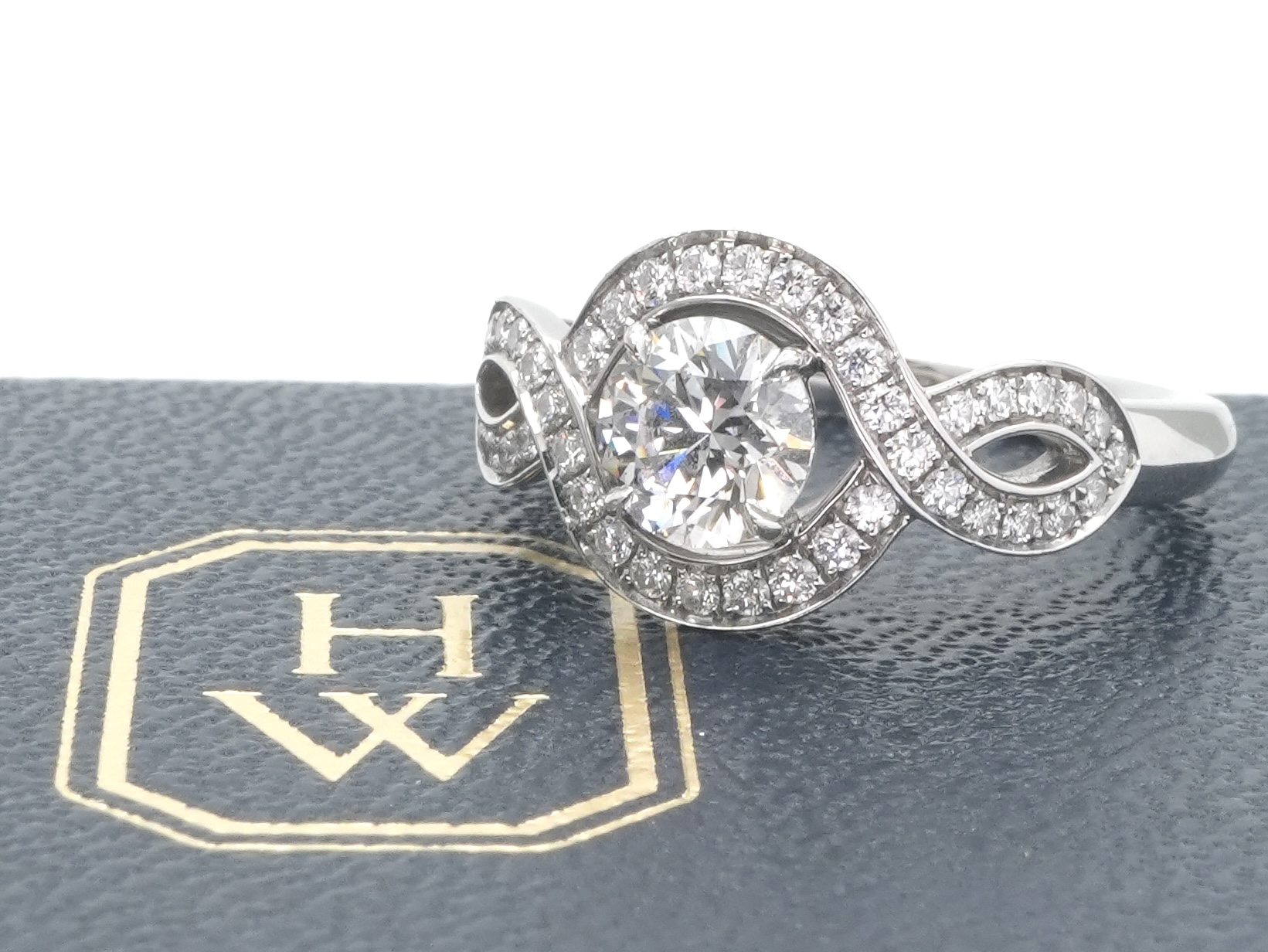 投稿記事「ハリーウィンストン リリークラスター エンゲージメント リング Pt950 ダイヤモンド 0.72ctを買取しました！」の商品画像