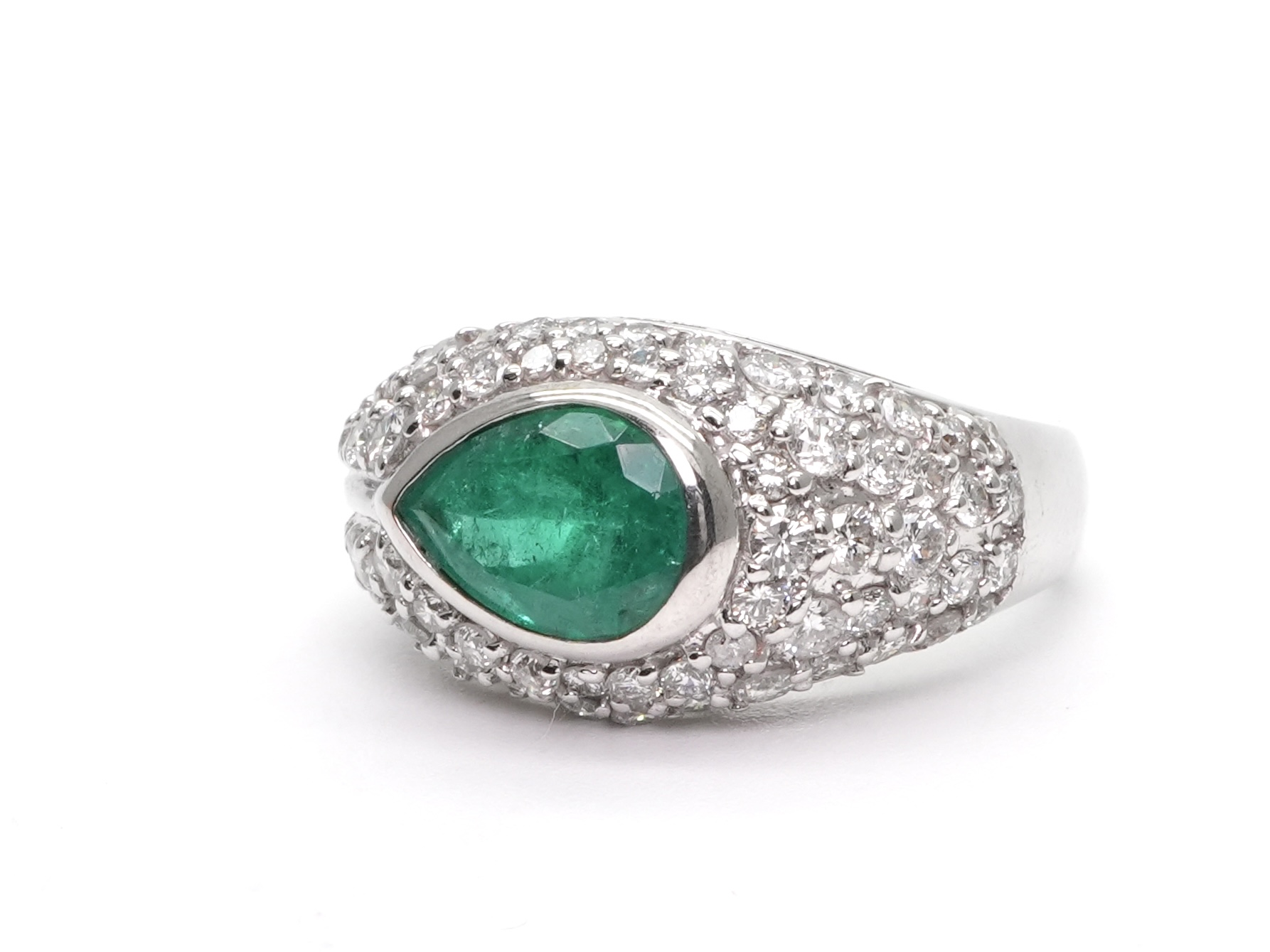 投稿記事「エメラルド ダイヤ リング K18 1.27ct 1.09ctを買取しました！」の商品画像