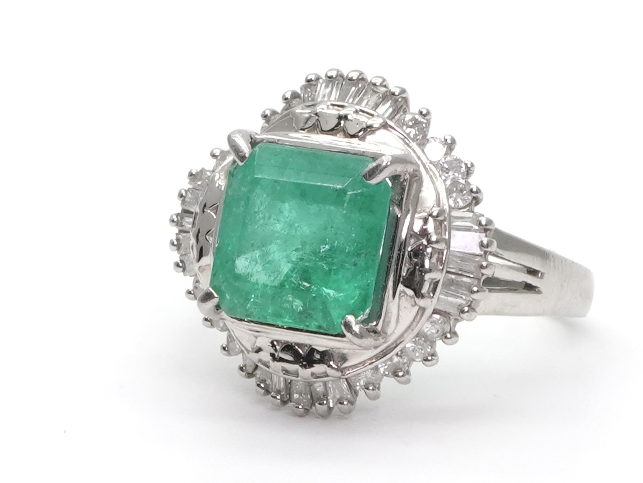 投稿記事「エメラルド ダイヤ リング Pt900 3.02ct 0.4ctを買取しました！」の商品画像