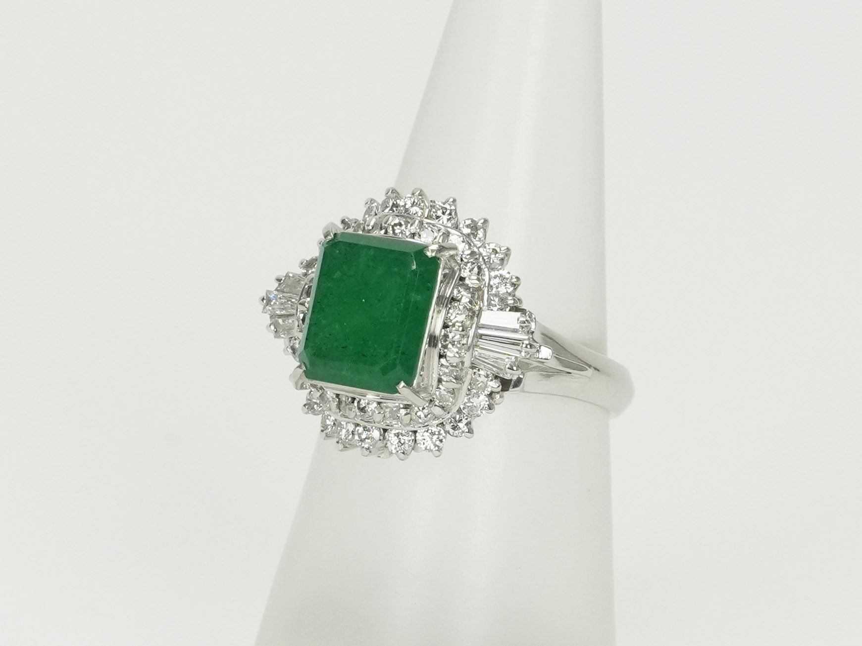 投稿記事「エメラルド ダイヤ リング Pt900 2.24ct D0.86ctを買取しました！」の商品画像
