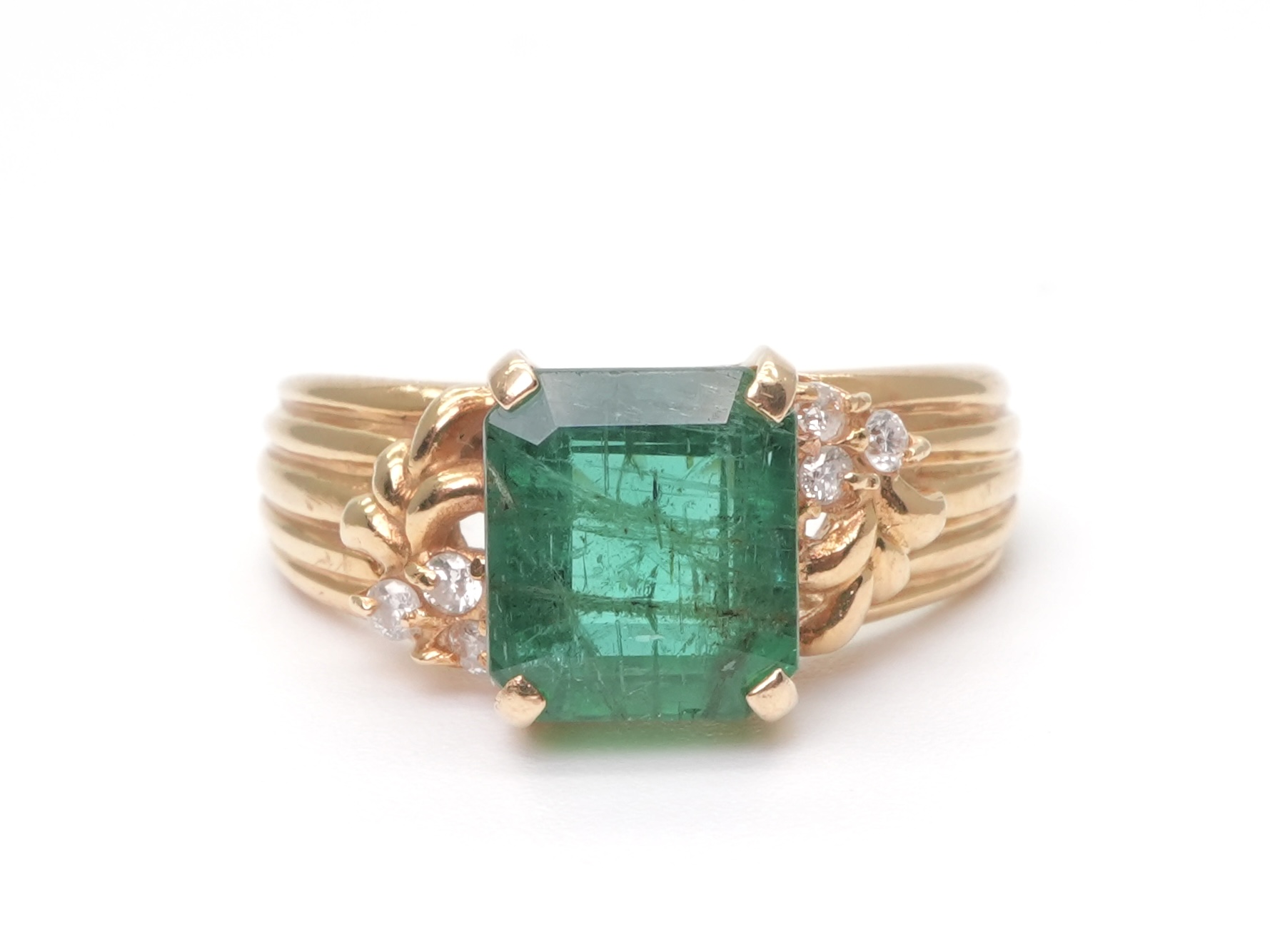 投稿記事「エメラルド ダイヤ リング K18 2.22ct D0.08ctを買取しました！」の商品画像