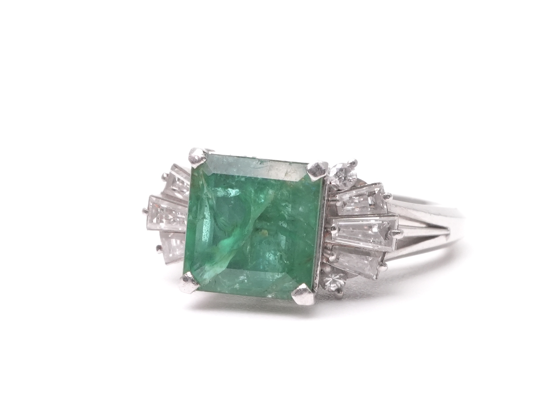 投稿記事「エメラルド ダイヤ リング Pt900 2.07ct D0.55ctを買取しました！」の商品画像