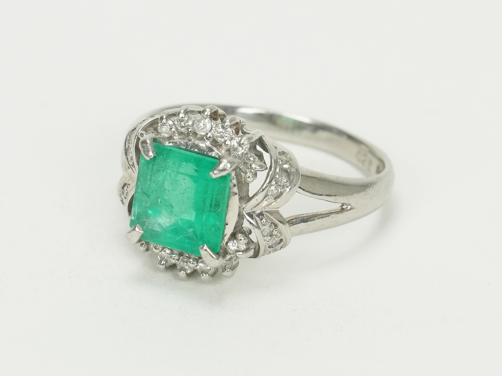 投稿記事「エメラルド ダイヤモンド リング Pt900 2.00ct D0.25ctを買取しました！」の商品画像
