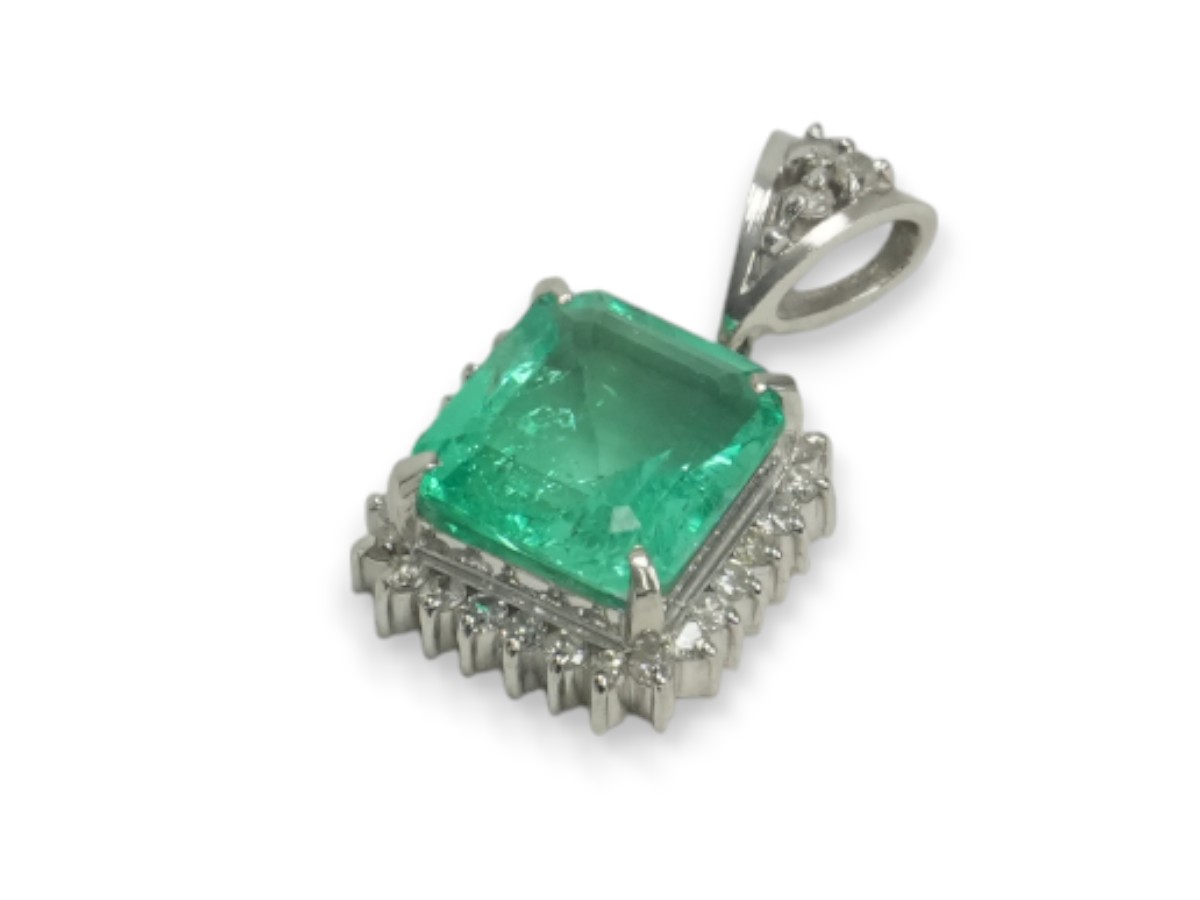 投稿記事「エメラルド ダイヤモンド ペンダントトップ Pt900 2.264ct D0.30ctを買取しました！」の商品画像