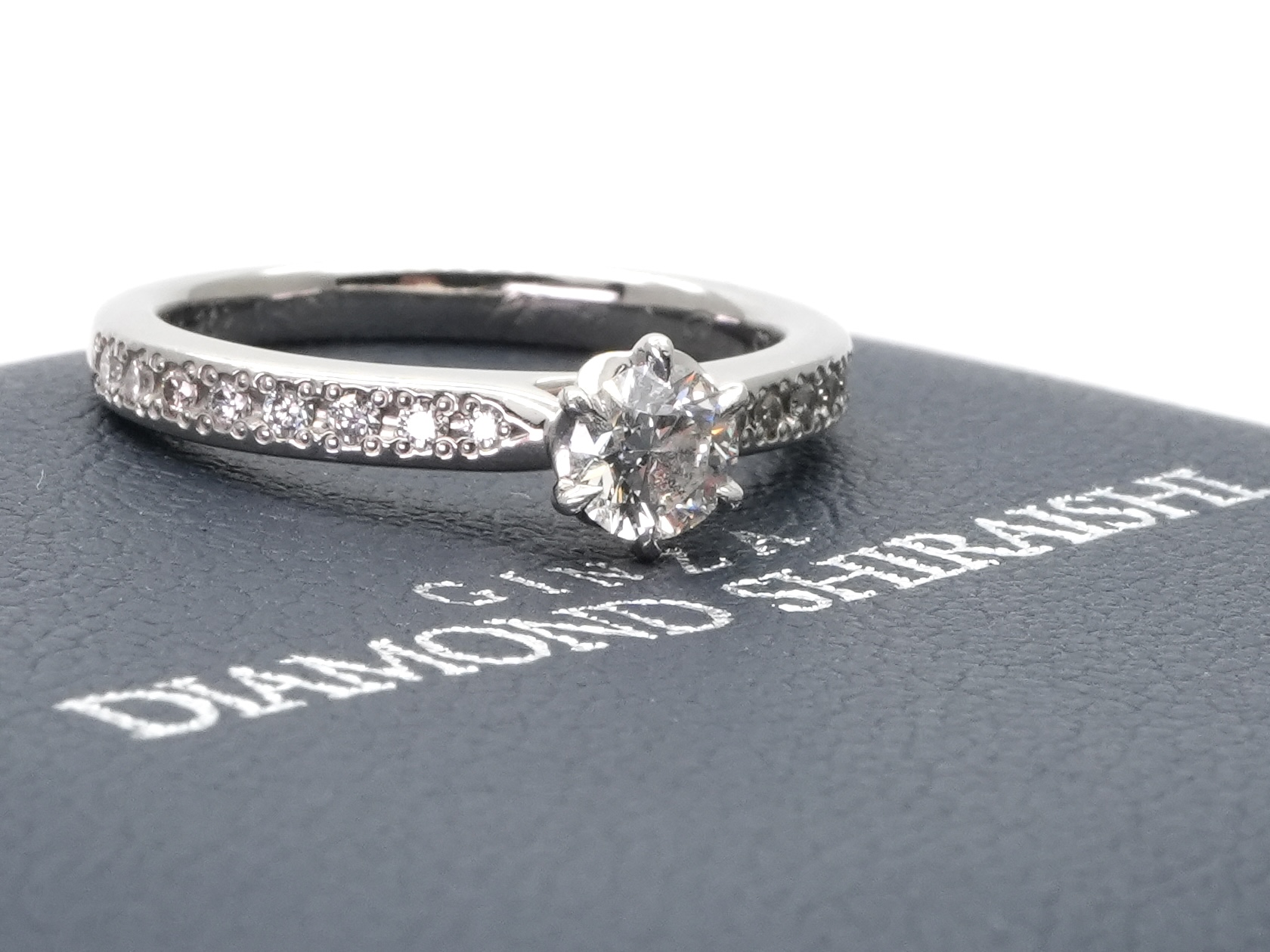 投稿記事「ダイヤモンドシライシ オーキッド エンゲージリング Pt950 ダイヤモンド 0.262ct 0.13ctを買取しました！」の商品画像