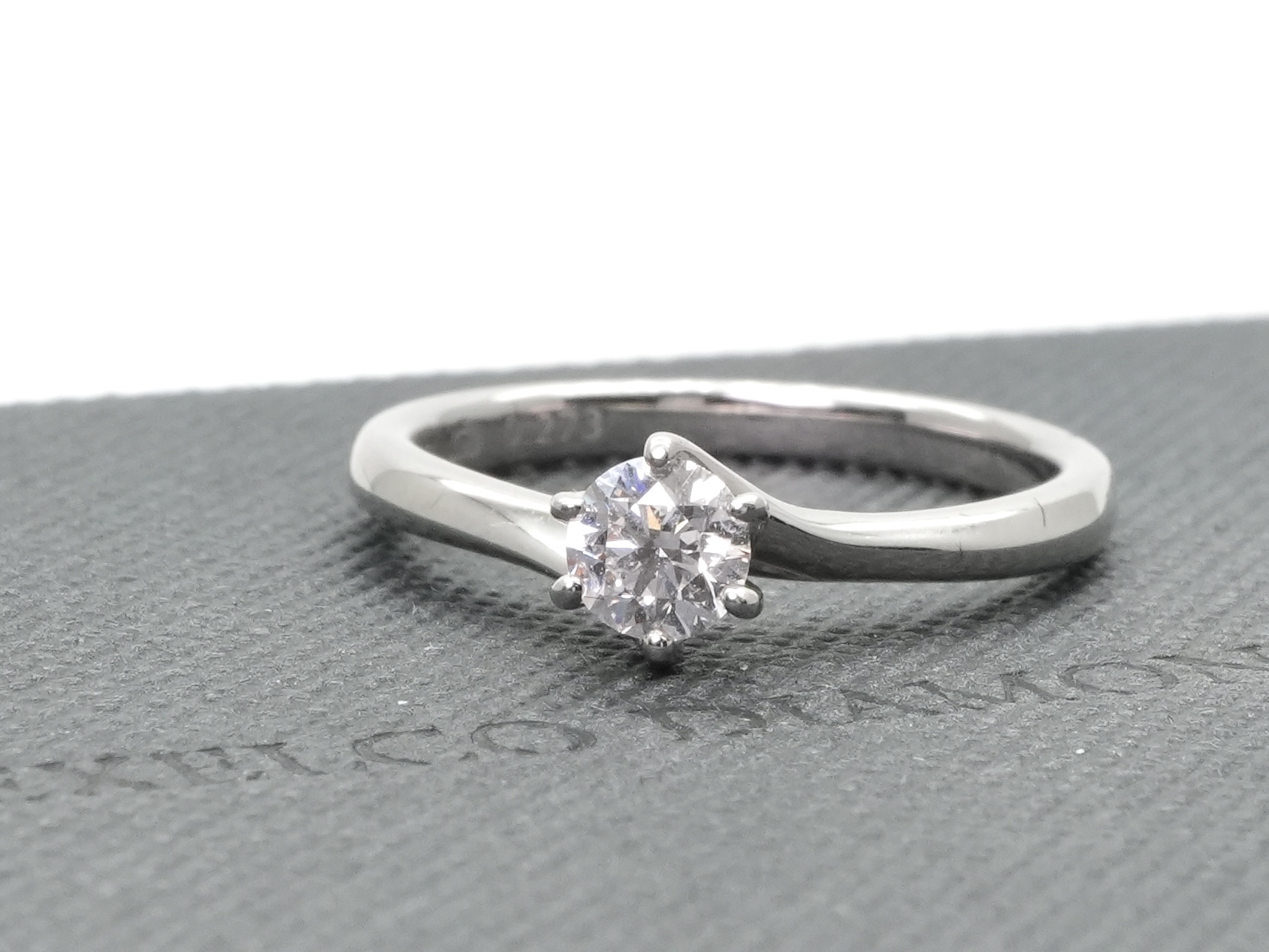 投稿記事「エクセルコダイヤモンド ヌーヴェルマリエ エンゲージリング 0.273ct プラチナを買取しました！」の商品画像