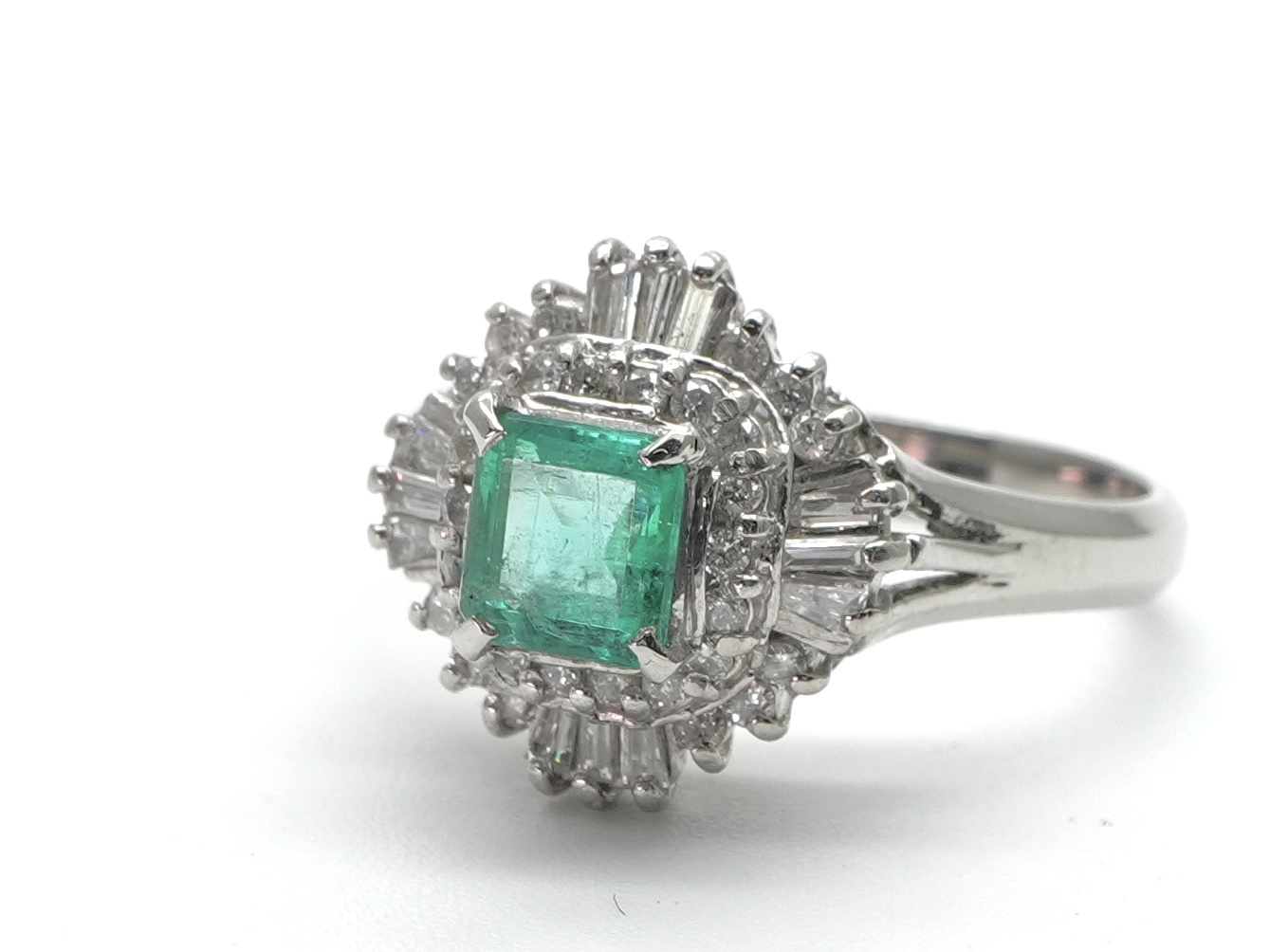 投稿記事「エメラルド ダイヤ リング Pt900 0.63ct D0.39ctを買取しました！」の商品画像