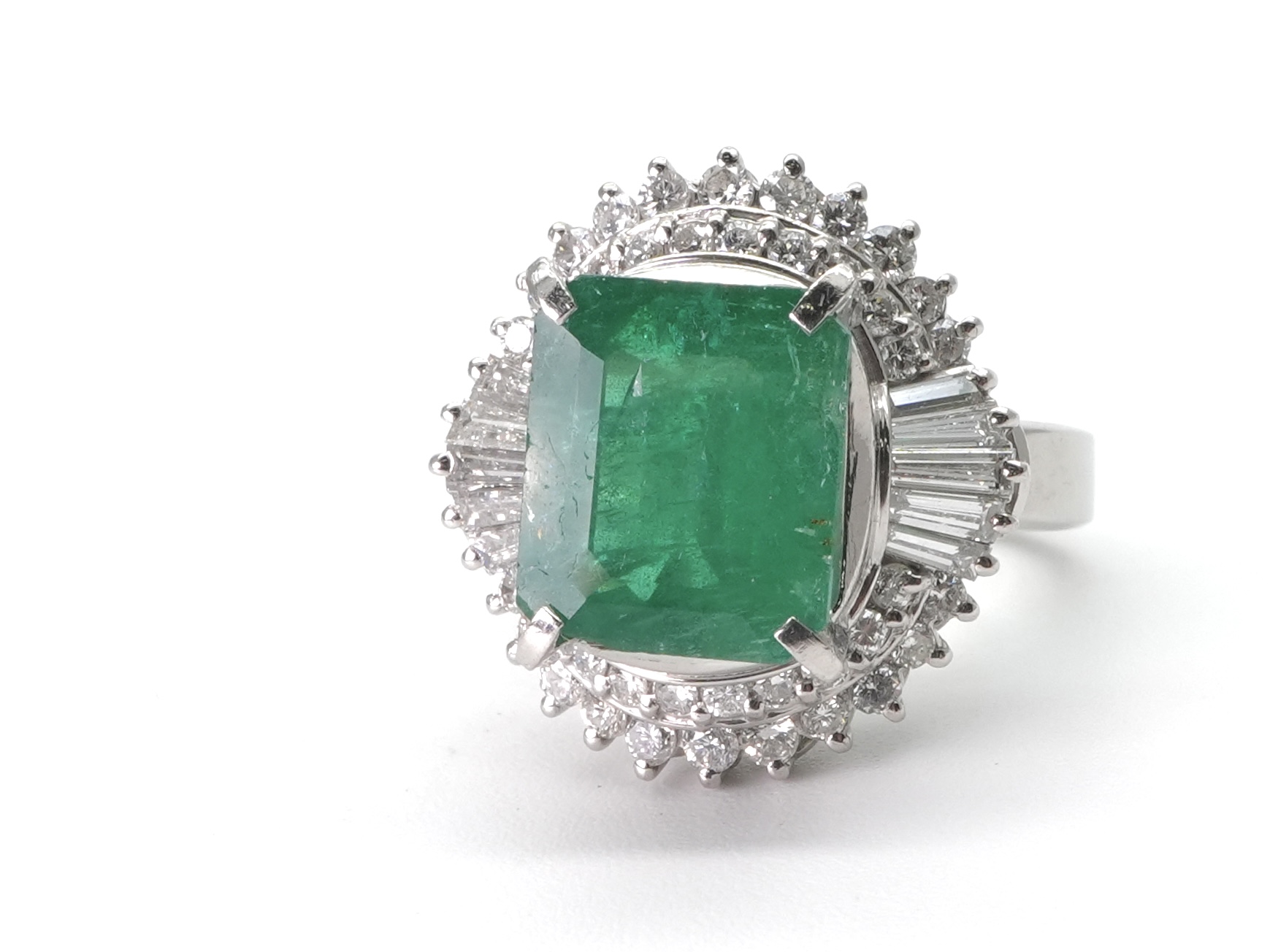 投稿記事「エメラルド ダイヤ リング Pt900 E4.22ct D1.10ctを買取しました！」の商品画像