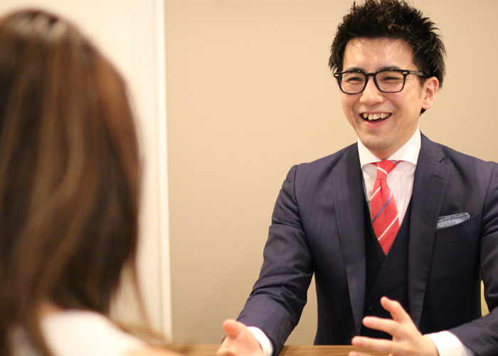 おもいおの店頭で、スタッフがお客様と対面でジュエリーの査定内容を説明している様子です。