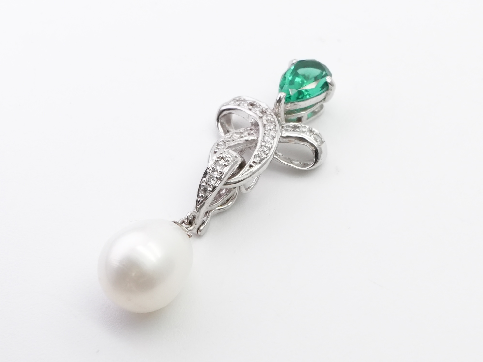 投稿記事「クレサンベール　エメラルドパールネックレス　K18WGを買取しました！」の商品画像