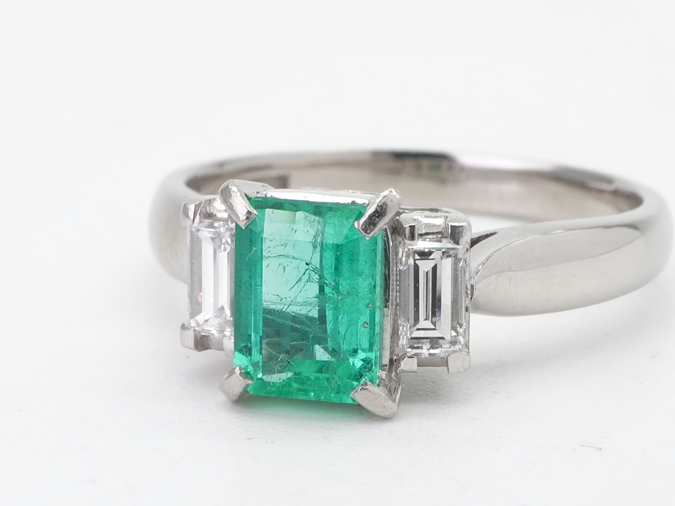 投稿記事「エメラルド ダイヤ リング Pt900  D0.5ct を買取しました！」の商品画像