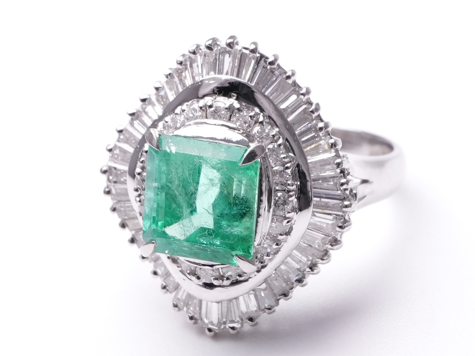 投稿記事「エメラルド ダイヤ リング Pt900 2.54ct D1.15ct を買取しました！」の商品画像