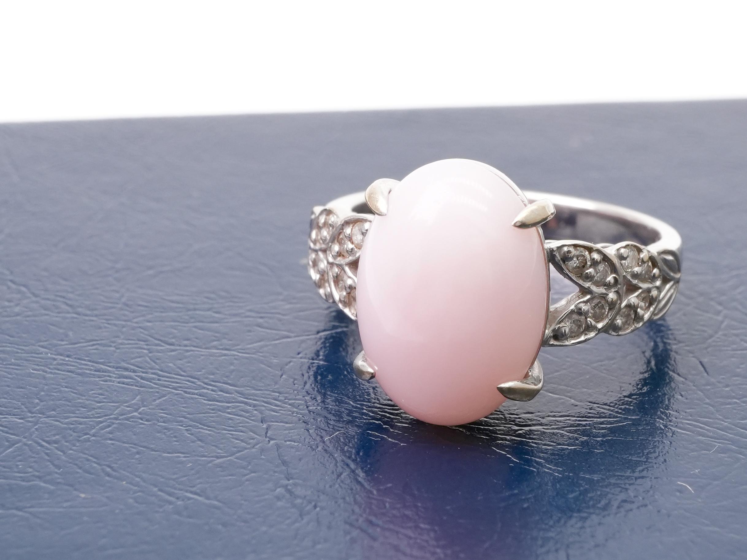 投稿記事「ピンクオパール ダイヤ リング K18WG 4.0ct 0.18ct を買取しました！」の商品画像