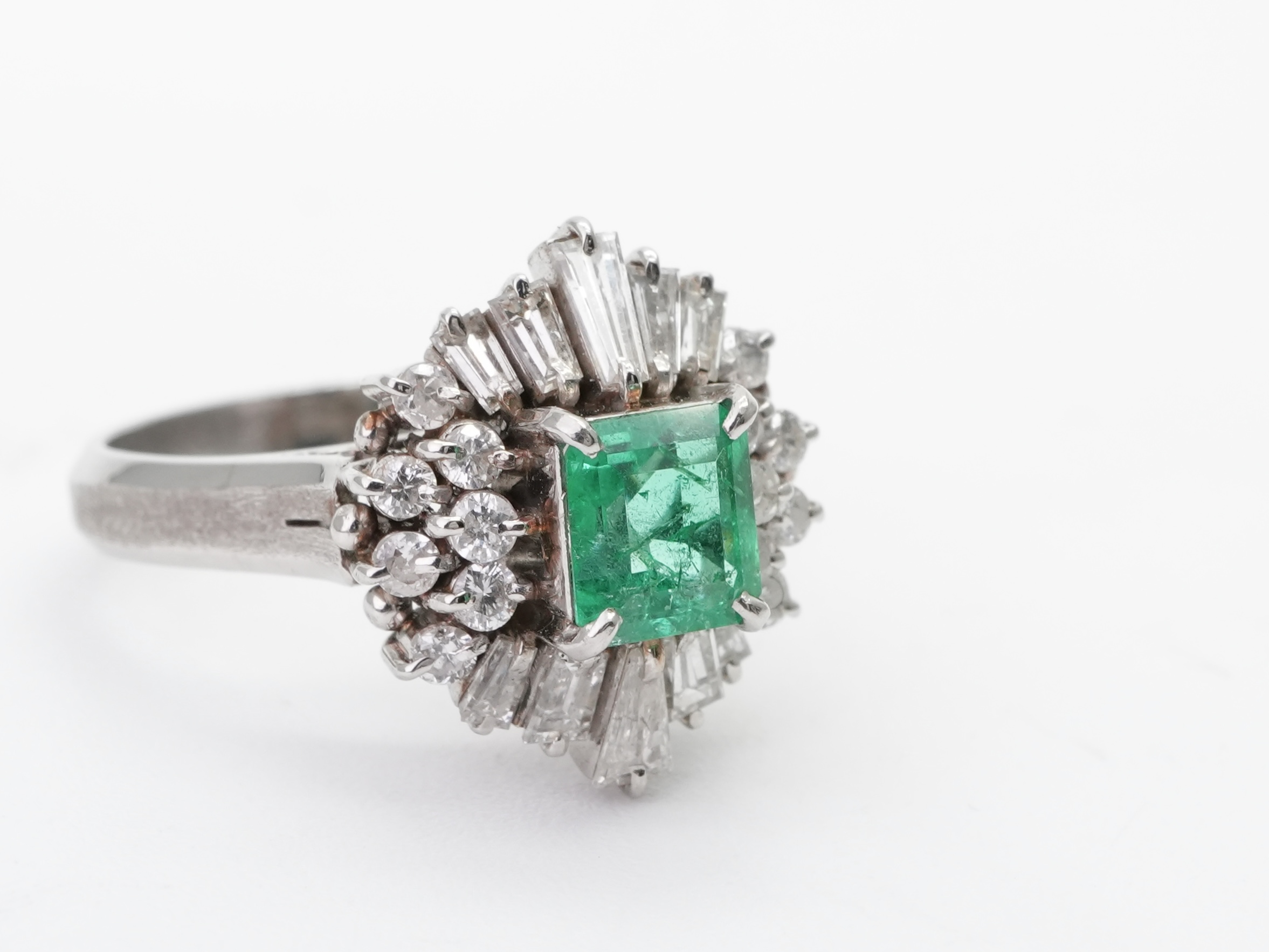 投稿記事「エメラルドダイヤリング　Pt900 E0.67ct D0.66ctを買取しました！」の商品画像