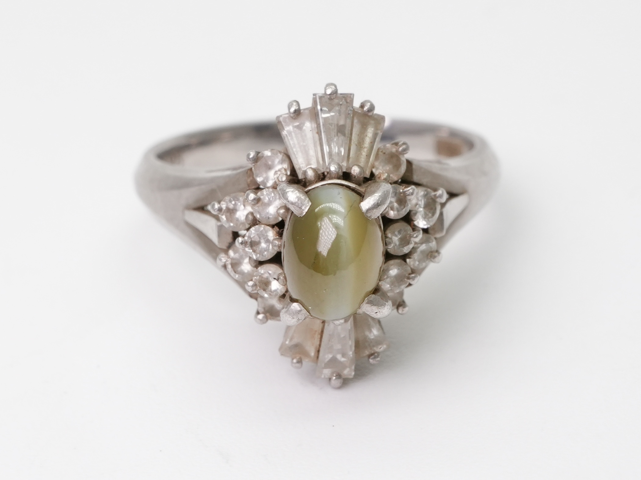 投稿記事「クリソベリルキャッツアイダイヤリング　Pt900　1.70ct　D0.85ctを買取しました！」の商品画像