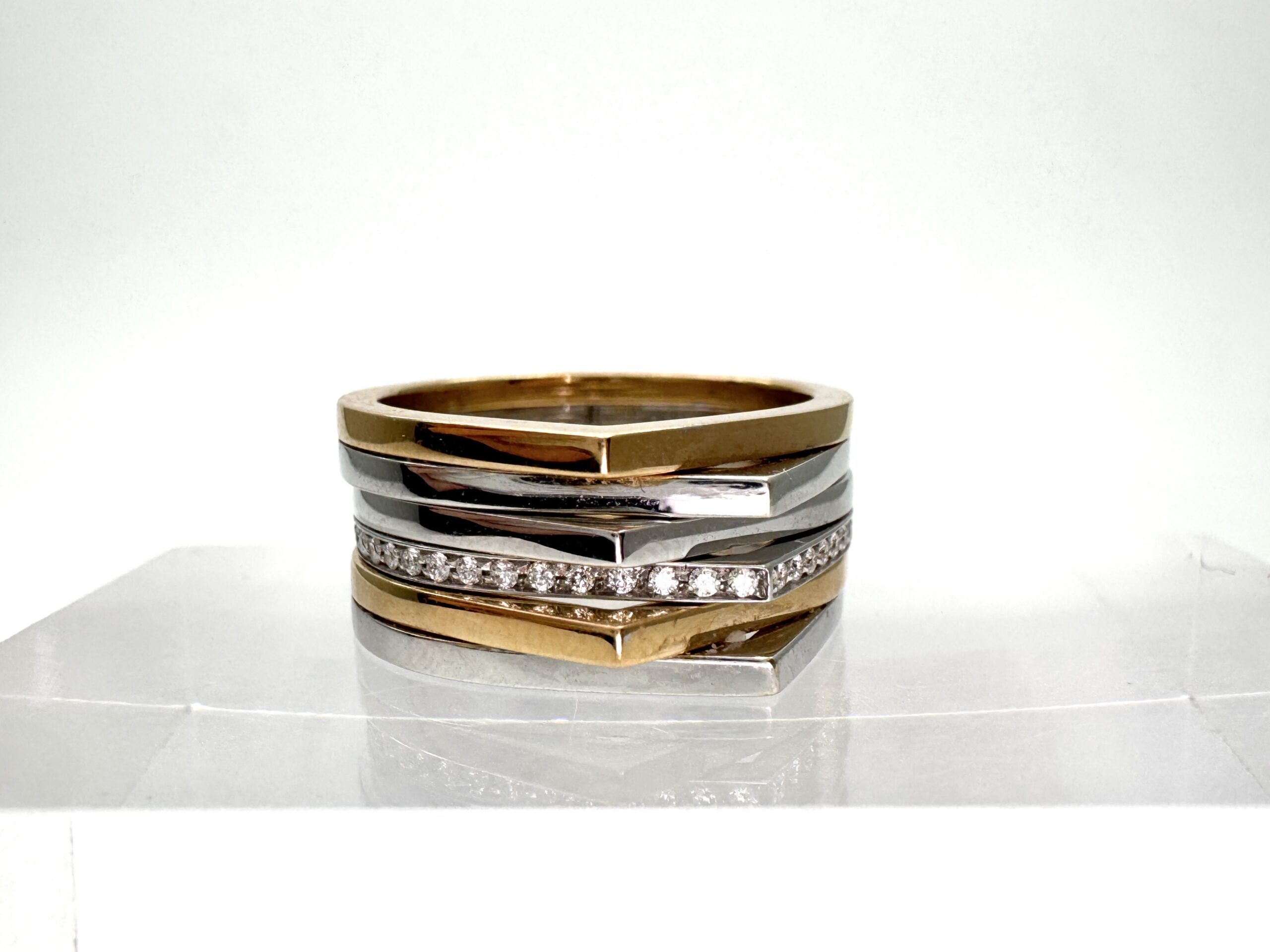 投稿記事「レポシ アンティフェール 6連ダイヤリングを買取しました！」の商品画像