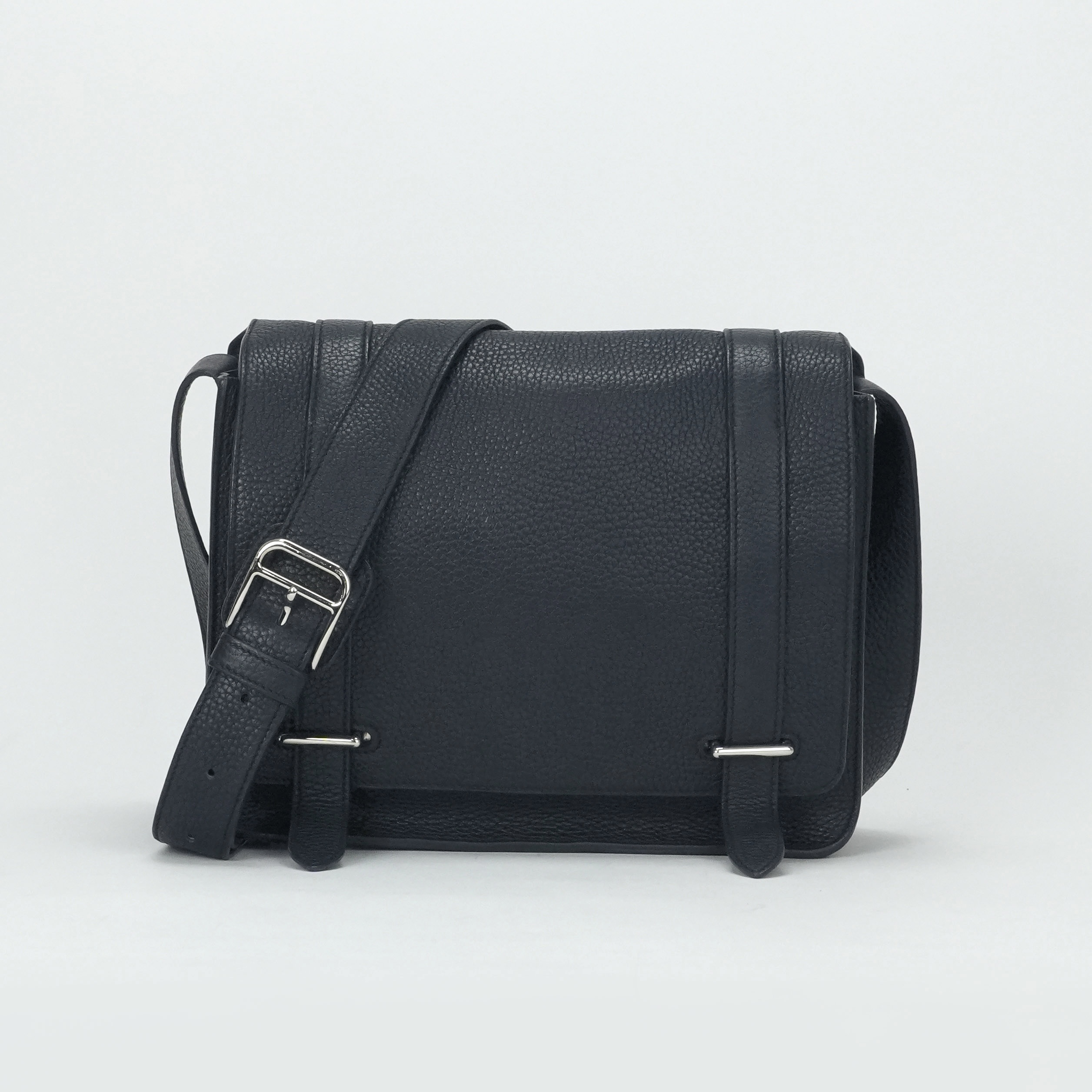 投稿記事「エルメス スティーブカポラル27 トリヨンクレマンス ブルーインディゴ シルバー金具を買取しました！」の商品画像