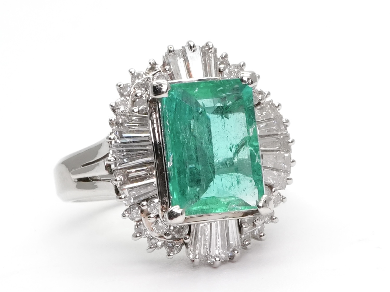 投稿記事「エメラルド ダイヤ リング pt900 2.02ct 1.245ctを買取しました！」の商品画像