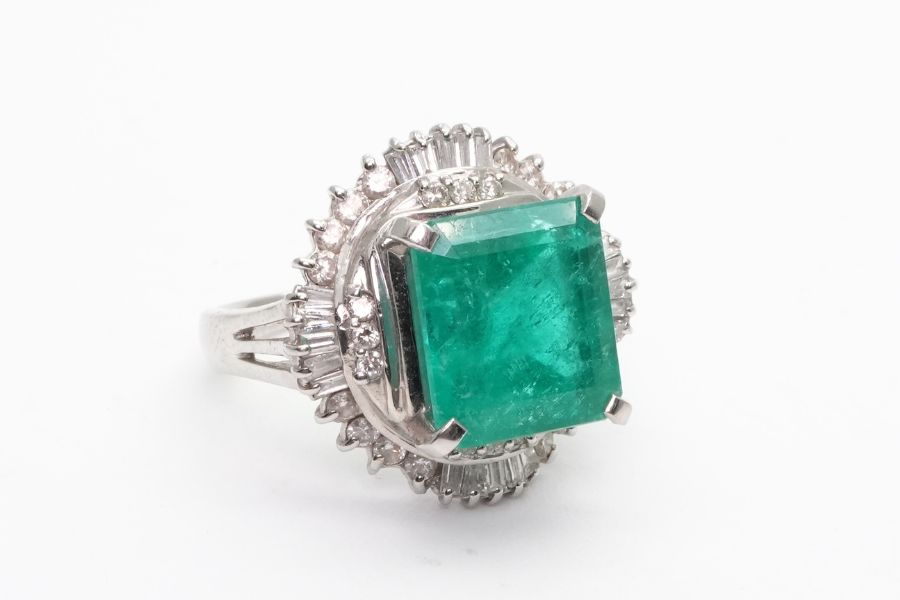 投稿記事「エメラルドダイヤリング Pt900 3.68ct 0.6ctを買取しました！」の商品画像