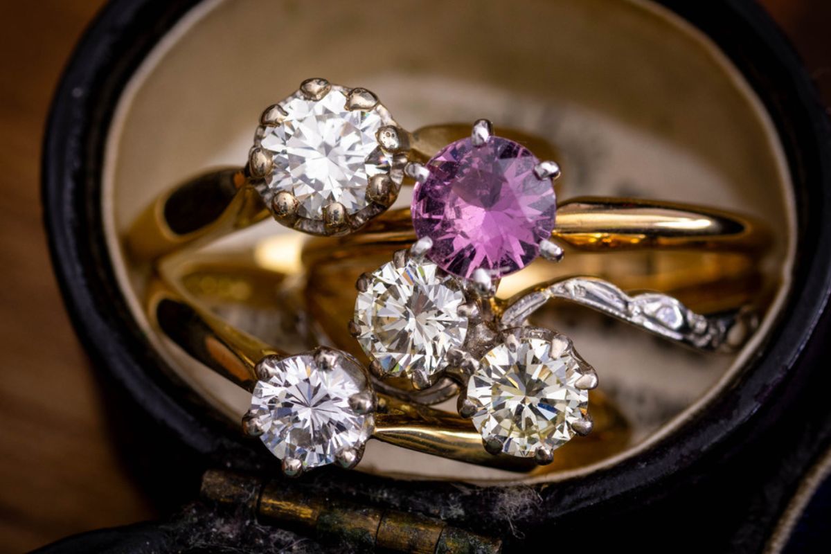 宝石が付いた指輪の写真