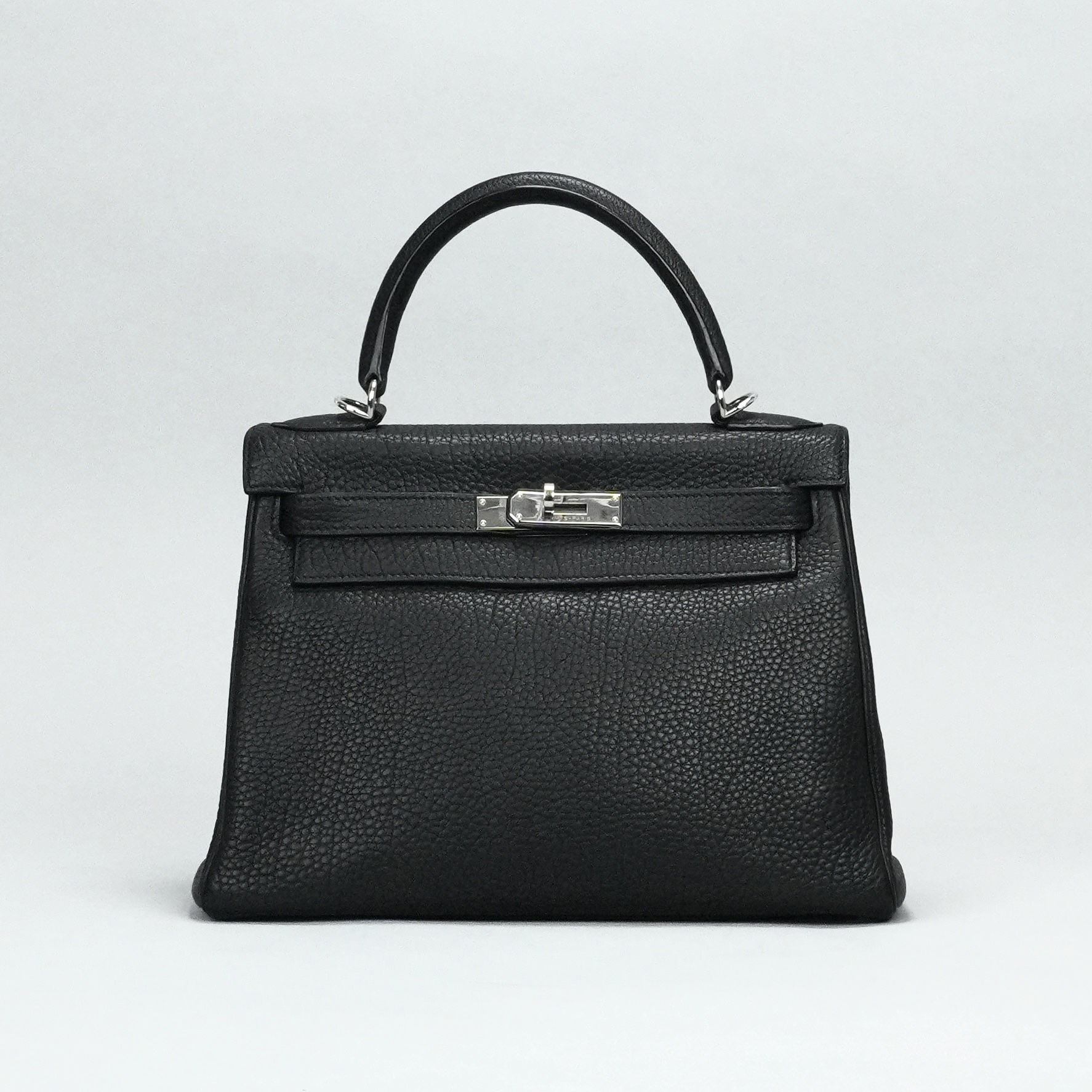 投稿記事「エルメス ケリー28 内縫い トゴ ブラック シルバー金具を買取しました！」の商品画像