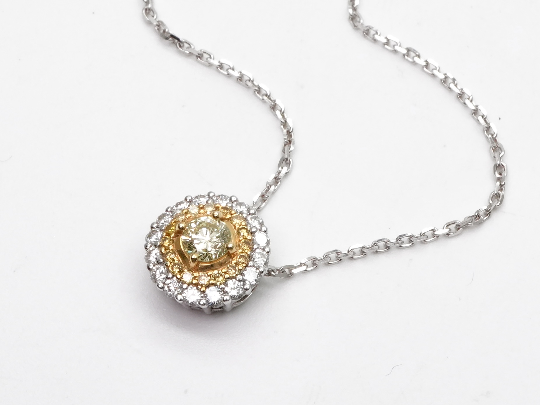 投稿記事「イエローダイヤネックレス 750WG 0.26 0.10 0.22を買取しました！」の商品画像