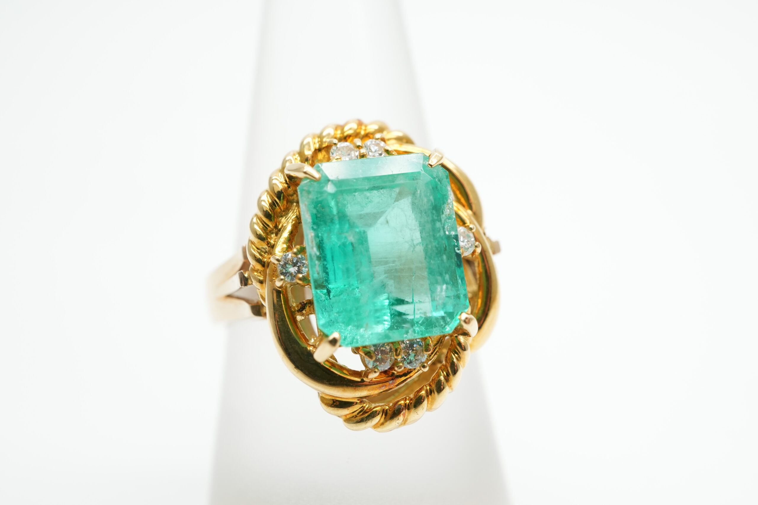 投稿記事「エメラルド ダイヤ リング K18 4.611ct 0.16ctを買取しました！」の商品画像