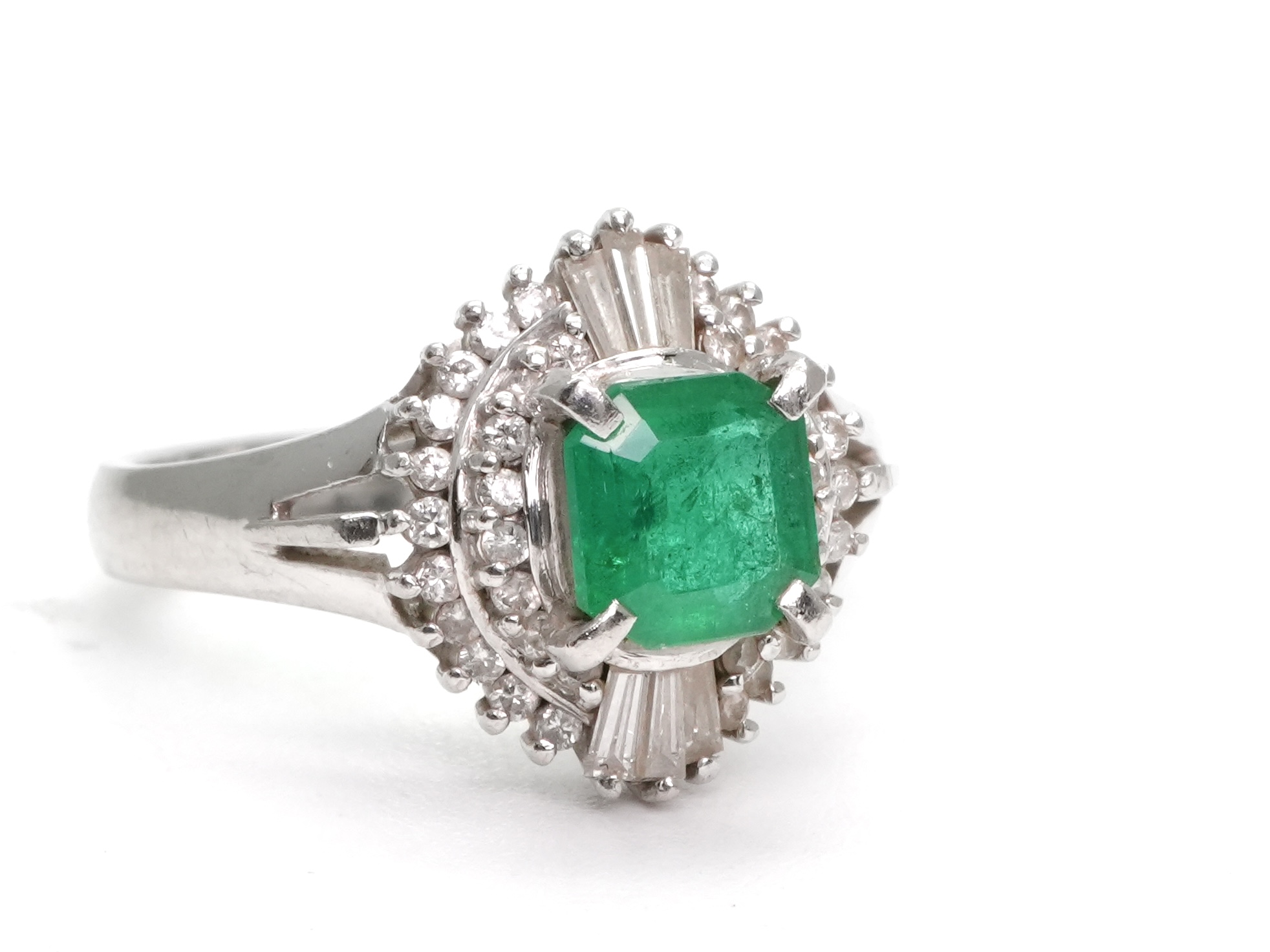 投稿記事「エメラルドダイヤリング Pt900 E0.7ct D0.36ctを買取しました！」の商品画像