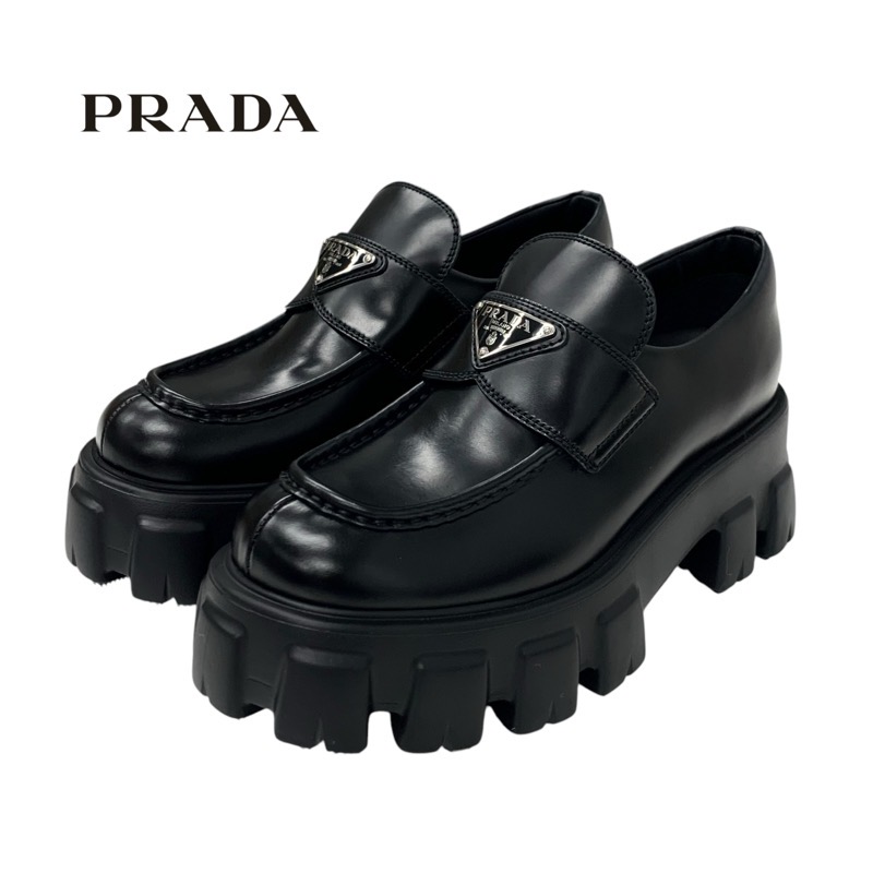 投稿記事「プラダ モノリス トライアングルロゴ ブラッシュドレザー ローファー ブラックを買取しました！」の商品画像