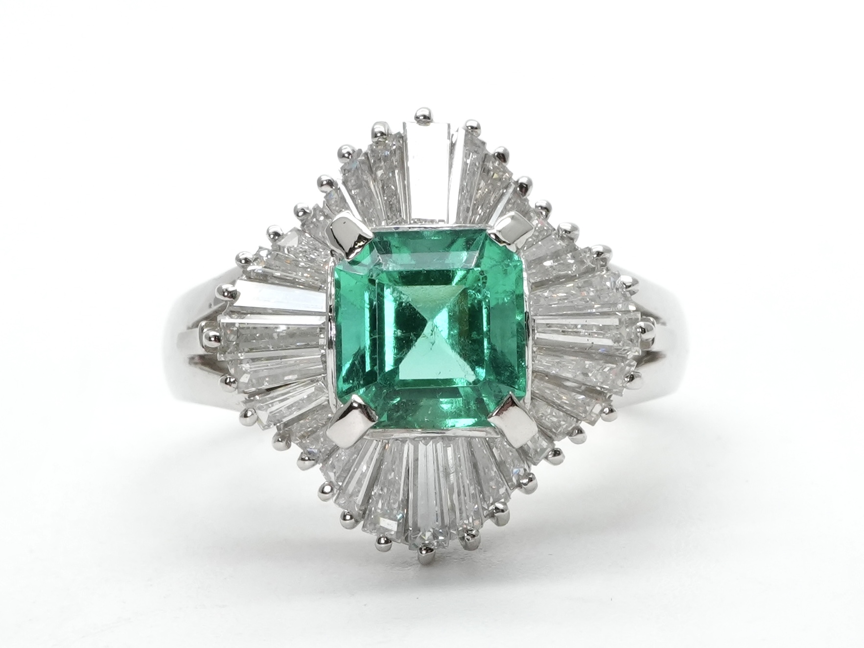 投稿記事「エメラルド ダイヤ リング pt900 E1.37ct D1.21ctを買取しました！」の商品画像