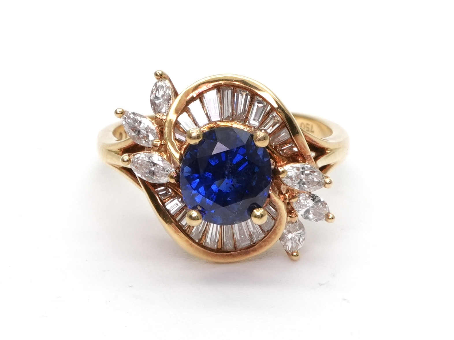 投稿記事「サファイヤ ダイヤ リング K18 2.21ct D0.66ctを買取しました！」の商品画像