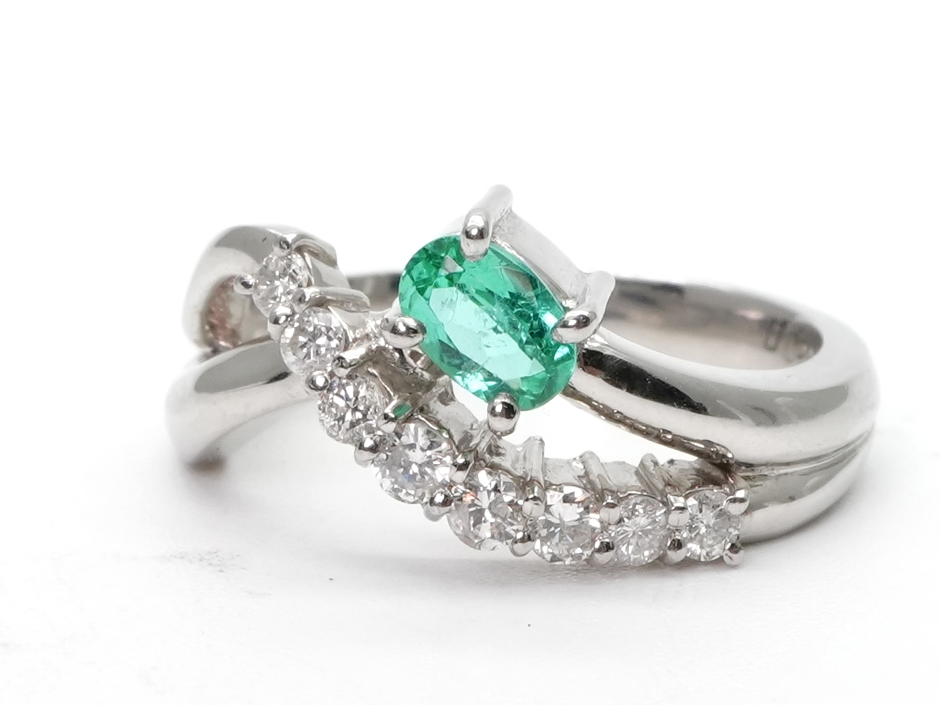 投稿記事「パライバトルマリン ダイヤリング pt900 0.37ct 0.29ctを買取しました！」の商品画像