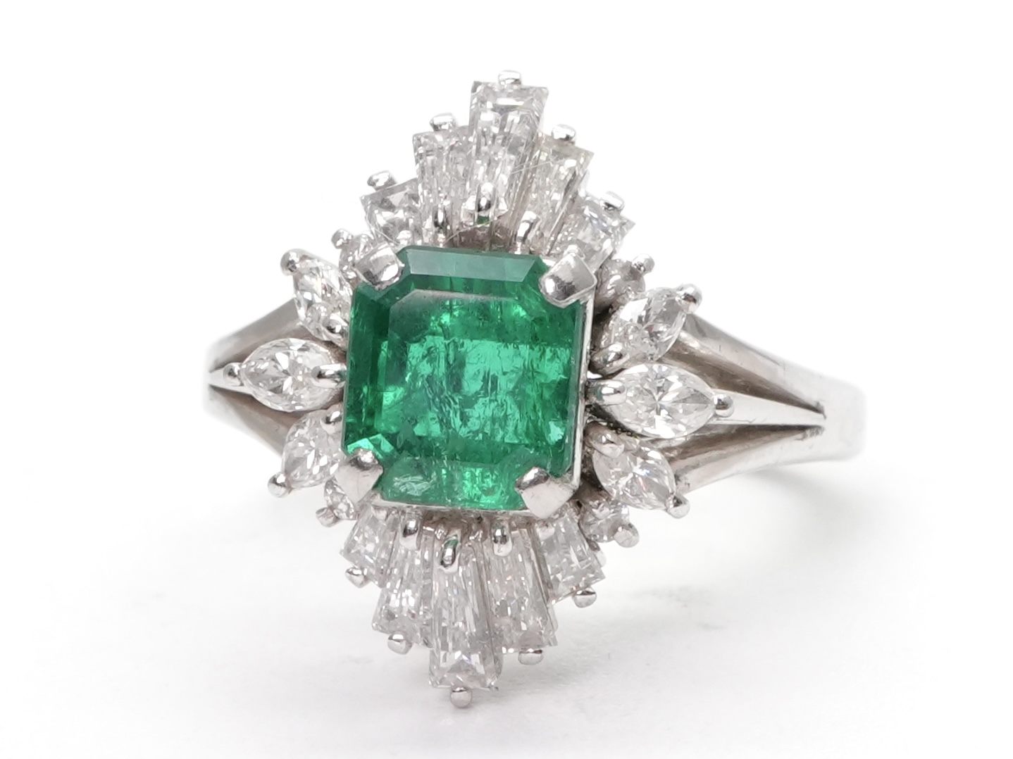 投稿記事「エメラルド ダイヤ リング pt900 1.65ct 1.08ctを買取しました！」の商品画像