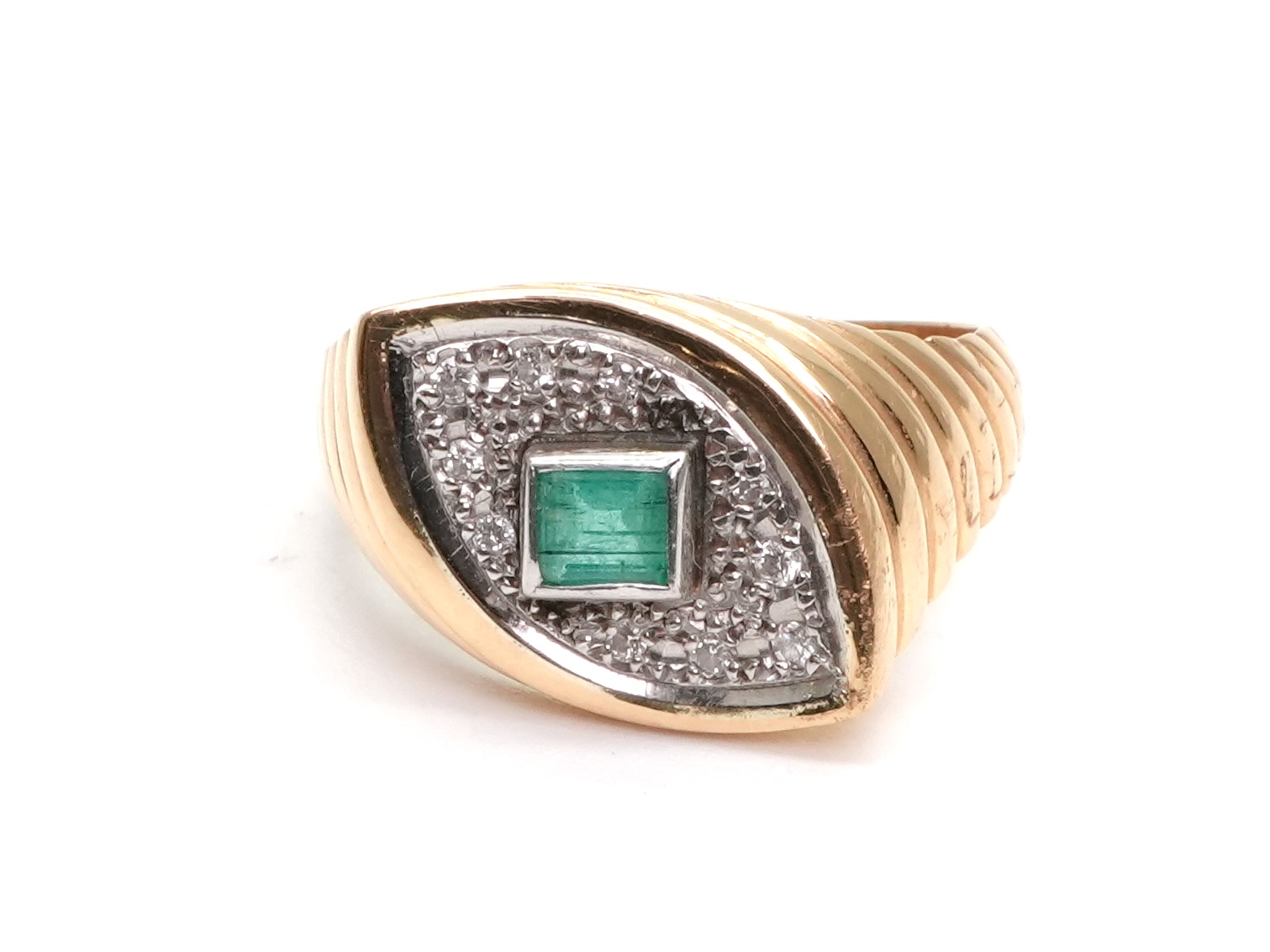 投稿記事「エメラルド ダイヤ リング K18/Pt900 Kメイン 0.27ct 0.08ctを買取しました！」の商品画像