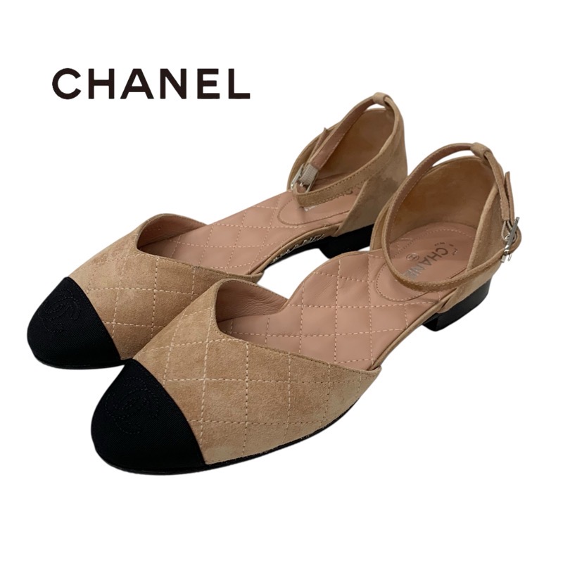 投稿記事「シャネル ココマーク ロゴ スエード ストラップ フラットパンプス ピンクベージュを買取しました！」の商品画像