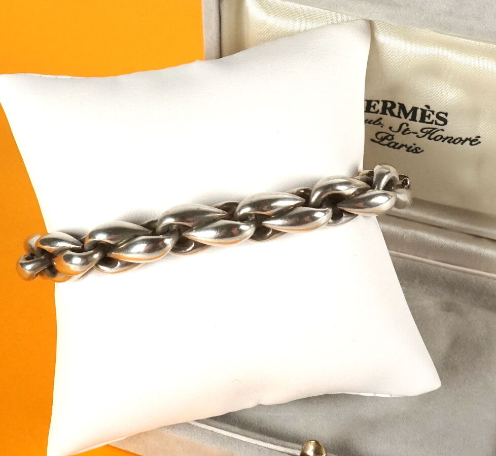 「このグレンデシャン、本物？」そんな不安をエルメス専門鑑定士が解説。刻印・コマ・留め具・仕上げなど5つの真贋チェックポイントを徹底解説。偽物を見抜き、大切な資産を守りましょう。